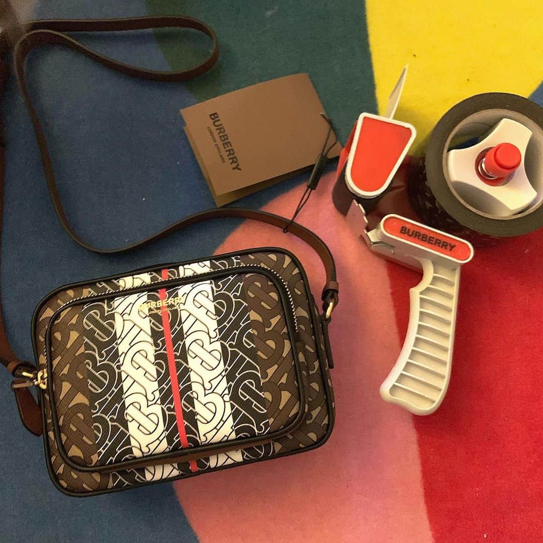 ジュヨンのインスタグラム：「🙃 @burberry #ThomasBurberryMonogram」