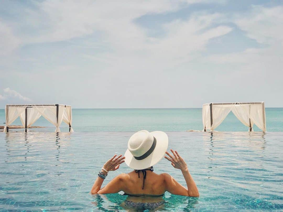 渡辺由布子さんのインスタグラム写真 - (渡辺由布子Instagram)「💧 ・ To infinity and beyond! ・ ・ ・ #weekendvibes  #TGIF #friday #friyay #infinitypool #staycation #ritzcarlton  #hotels  #shortvacay  #islandhopping  #workout  #backshot  #shoulderblade  #scapula  #GW ・ ・ ・ 📍 @ritzcarltonkohsamui #samui #Thailand #🇹🇭」5月17日 18時39分 - watanabe_yuko