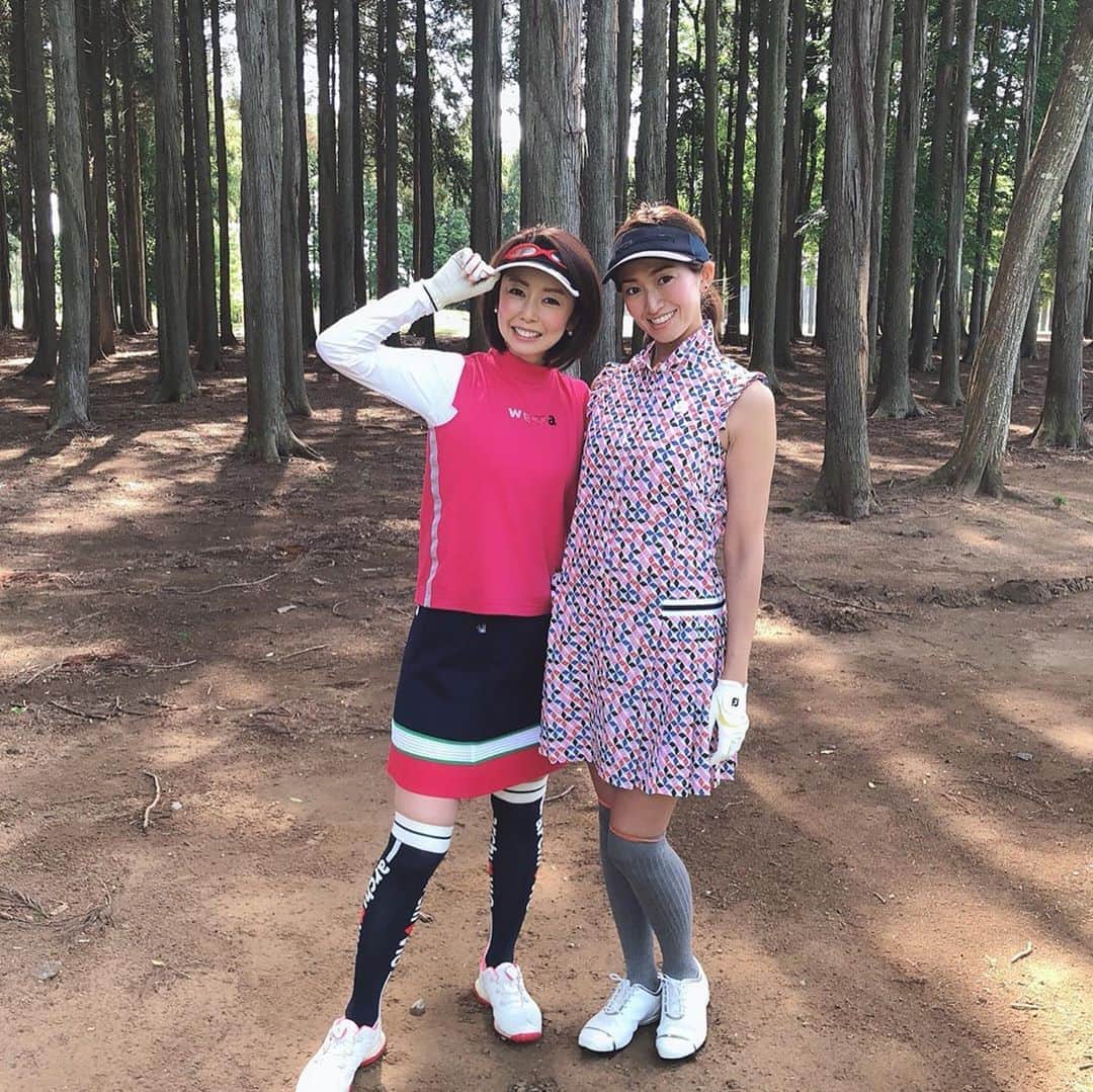 森下千里のインスタグラム：「よーーやっく念願の宮崎さんとゴルフ⛳️ そのせいか、話が尽きないっ！ 友達に 宮崎さんと気が合いそう🧐と 言われて以来、気になって仕方なかったのだけど、 そのせいか おしゃべりに夢中でゴルフになりませーーん😂 宮崎さんといえば、アルチビオ。ってことで、被りにいきました。w . . #golf #ゴルフ #ウェア #念願の #ラウンド」