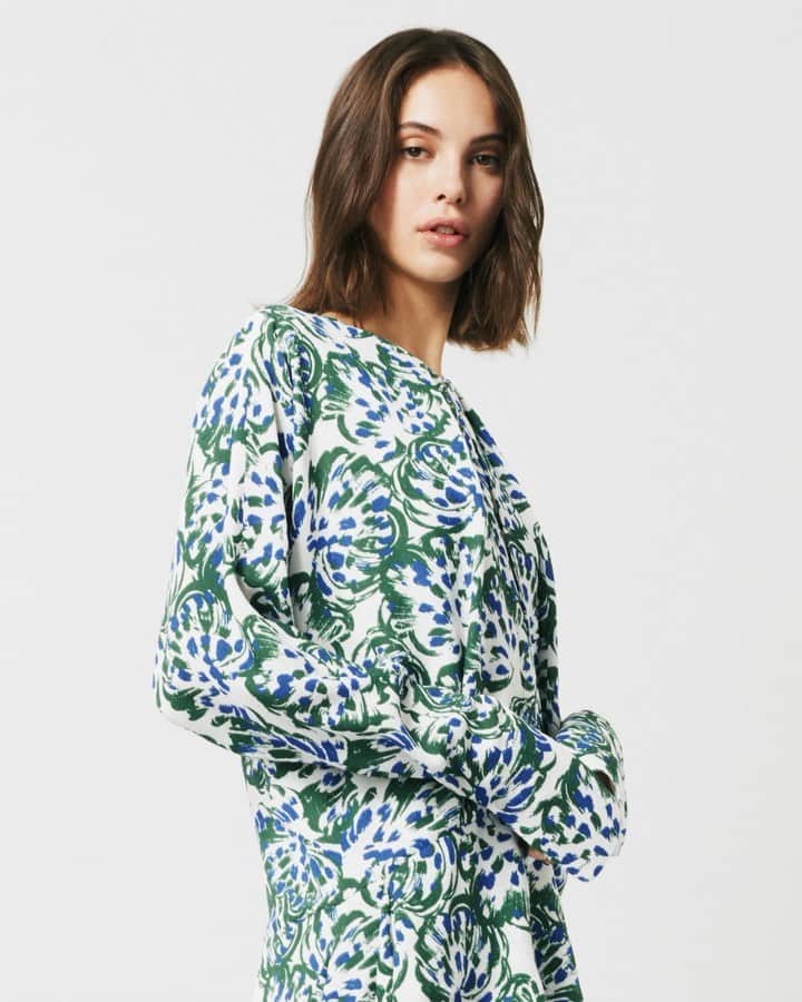 のインスタグラム：「Easy, effortless, and polished, my #VVBPreAW19 drape dress. Discover now online and at 36 Dover Street. x VB」