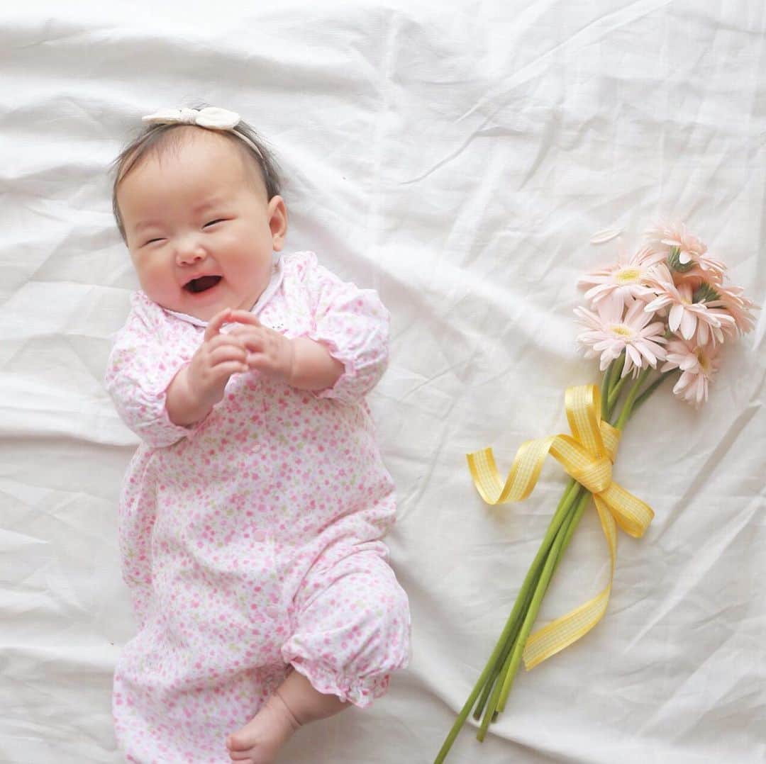 MIKI HOUSE ミキハウスさんのインスタグラム写真 - (MIKI HOUSE ミキハウスInstagram)「ミキハウスの小花柄カバーオール。 女の子らしいやさしい印象で、赤ちゃんのかわいらしい笑顔を引き立てます。まだおむつ替えの回数が多い月齢は、カバーオールやロンパースなどつなぎタイプのお洋服がおすすめです。【5ヵ月　女の子】 #mikihouse #babyfashion #gift  #ミキハウス #子ども服 #ベビー服 #ベビー #小花柄 #カバーオール #お昼寝 #ギフト #プレママ #初マタ #新米ママ #初めての #女の子ママ #赤ちゃんのいる暮らし #子どものいる暮らし」5月17日 18時41分 - mikihouse.official