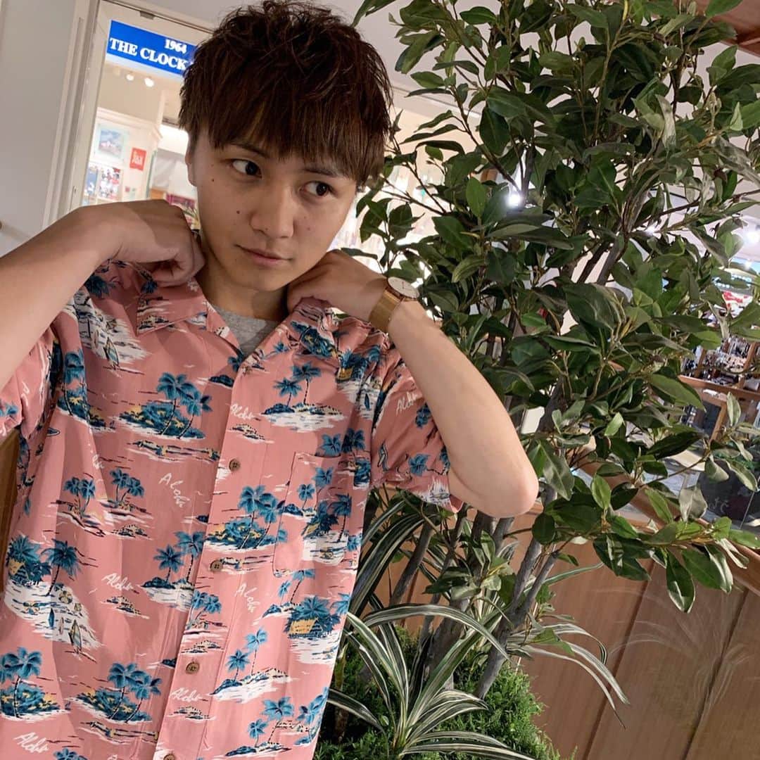 ジーンズメイトさんのインスタグラム写真 - (ジーンズメイトInstagram)「今年も入荷致しました！アロハシャツ！🌈 イチオシはパステルカラー！💗 アロハシャツなのに柔らかい印象で着こなせるので今年はアロハシャツ初心者さんにもオススメです🥺 色柄豊富にご準備致しております🥰 是非商品タップでご覧下さい🤙✨ ・ スタッフ着用商品 ・ 204297002 レーヨンアロハシャツ 柄 I柄 サイズ Ｌ ￥2800+tax ・ #jeansmate #ジーンズメイト #ジーンズメイトリバーウォーク北九州 #アパレルスタッフ #アパレル店員 #apparelstaff #アロハシャツ #アロハシャツコーデ #夏コーデ  #Instagood #Instalike #l4l」5月17日 18時52分 - jeans_mate