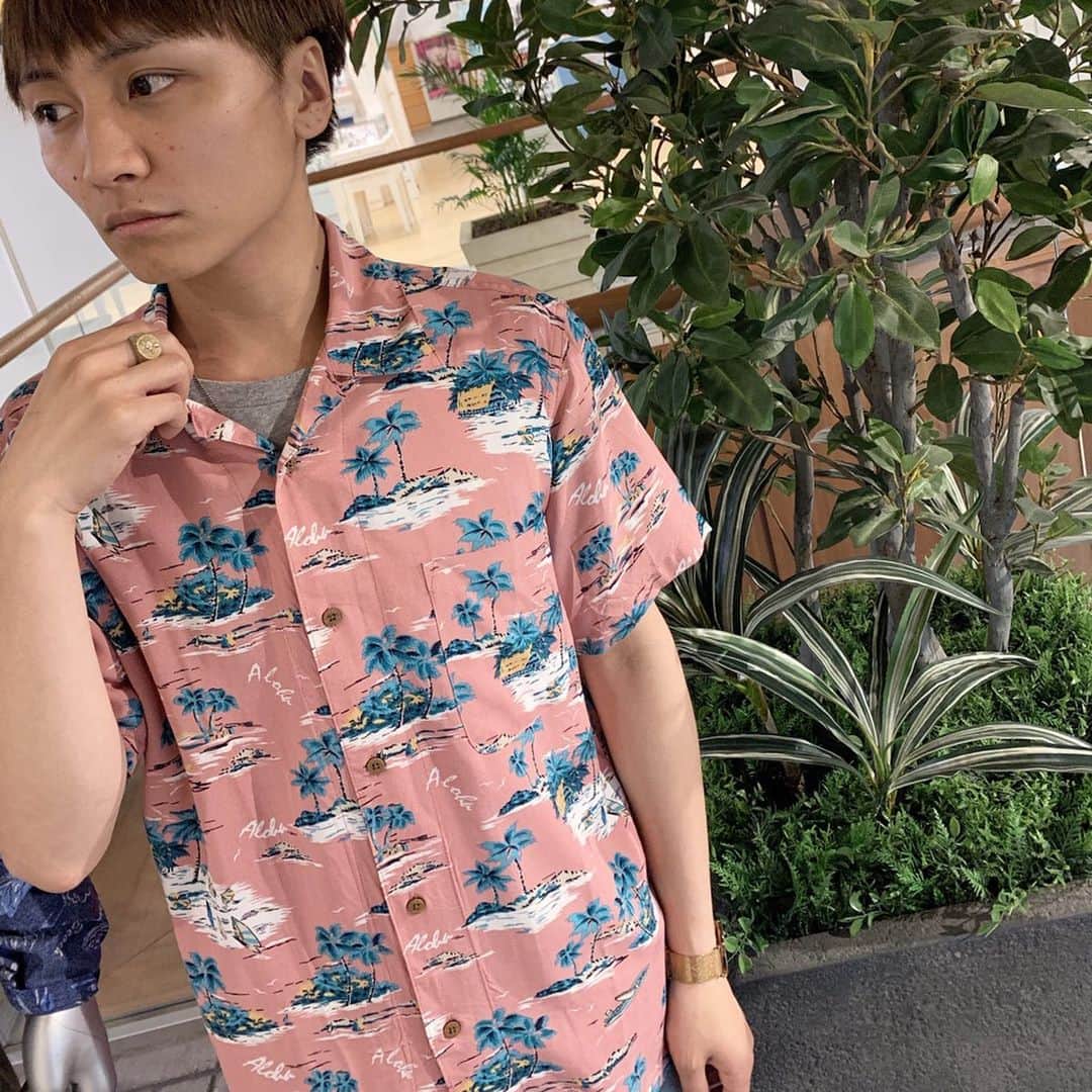 ジーンズメイトさんのインスタグラム写真 - (ジーンズメイトInstagram)「今年も入荷致しました！アロハシャツ！🌈 イチオシはパステルカラー！💗 アロハシャツなのに柔らかい印象で着こなせるので今年はアロハシャツ初心者さんにもオススメです🥺 色柄豊富にご準備致しております🥰 是非商品タップでご覧下さい🤙✨ ・ スタッフ着用商品 ・ 204297002 レーヨンアロハシャツ 柄 I柄 サイズ Ｌ ￥2800+tax ・ #jeansmate #ジーンズメイト #ジーンズメイトリバーウォーク北九州 #アパレルスタッフ #アパレル店員 #apparelstaff #アロハシャツ #アロハシャツコーデ #夏コーデ  #Instagood #Instalike #l4l」5月17日 18時52分 - jeans_mate