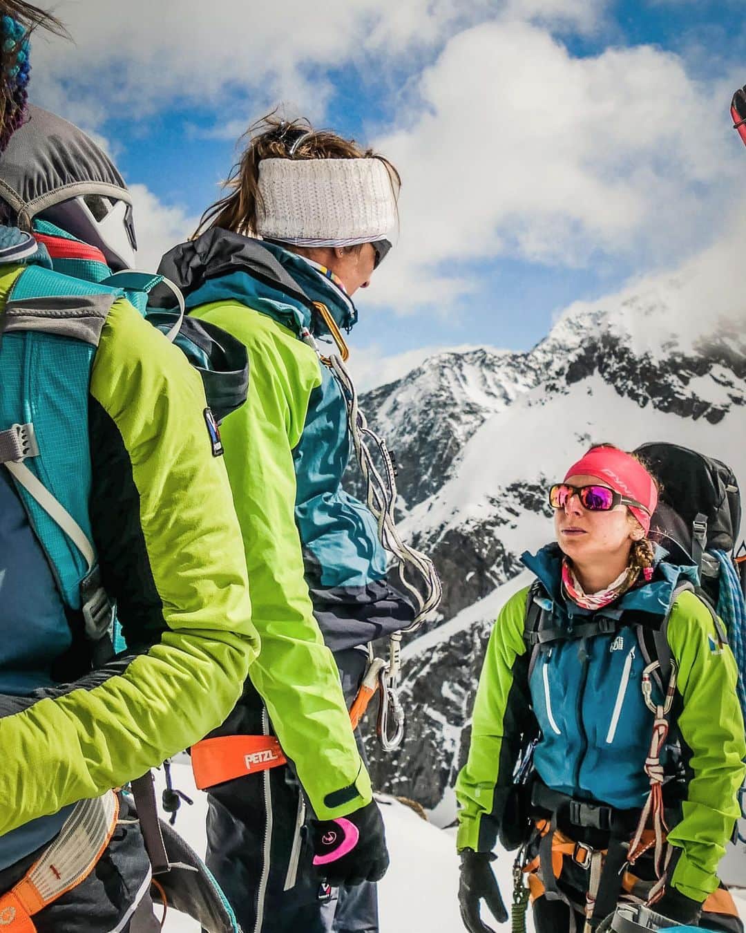 ミレーさんのインスタグラム写真 - (ミレーInstagram)「Time to talk 📷 @gfhmteam / @tanyanaville  #MilletRiseUp #mountaineering #mountains #alpinismo #alpinism #alpinisme #skiderandonnée #skitouring #skimo #skimountaineering」5月17日 18時52分 - millet_mountain