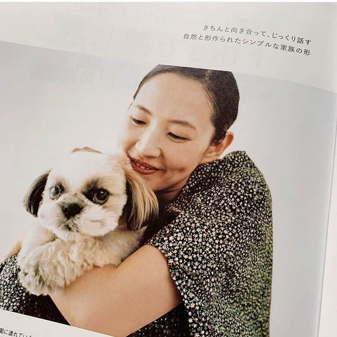 浜島直子さんのインスタグラム写真 - (浜島直子Instagram)「本日発売の「暮らしと私と北欧と。」に出させていただいています。  ピピちゃんも一緒だったので、親バカ全開のデレデレのウハウハで、とても楽しい撮影でした。  私の、なんてことない日常のはなしを、ポツリポツリとさせていただいています🌈  #repost @nanon_management ・・・ 本日発売の暮らしと私と北欧と。vol.4 に浜島直子 @hamaji_0912  が出演しています！ 特別アイテムはムーミン リトルミイのかごバッグが付いています！ #浜島直子 #はまじ #ハマジ #暮らしと私と北欧と #nanon_management #ナノンマネジメント」5月17日 18時52分 - hamaji_0912