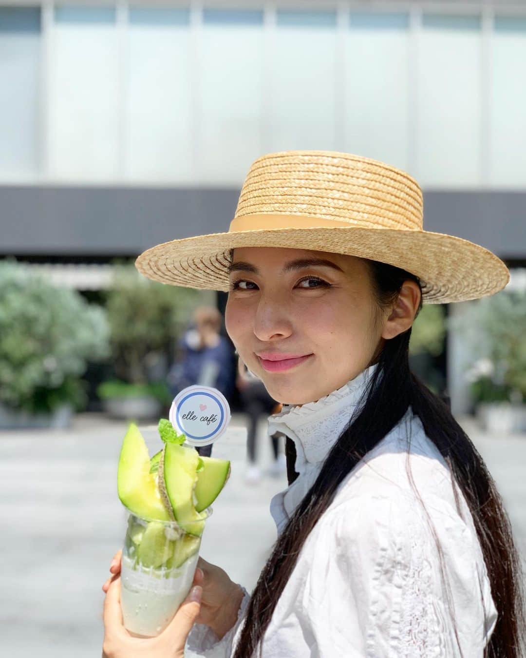 のインスタグラム：「@ellecafejapan 💖 メロンスムージーボンボン🍈 1日20個限定❣️ ・ #乳製品不使用 #私の一番好きなフルーツはメロン🍈」
