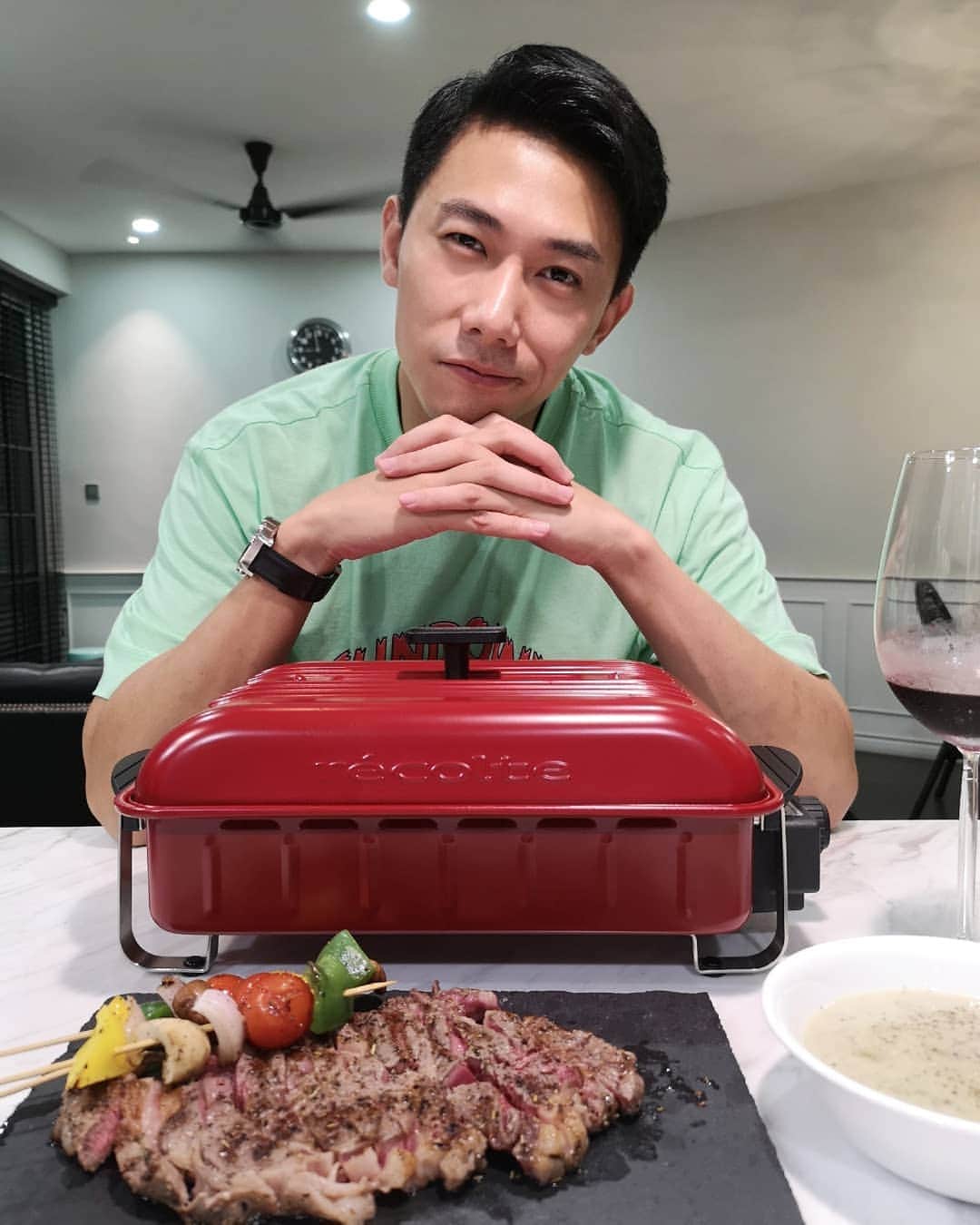 デスモンド・タンのインスタグラム：「I am your Chef Des today. Shall we make a good steak dinner together?  Sshhhh... Here's my secret at home - Récolte Home BBQ Table Cooking Plate!  The high heat cook thick meats deliciously, with 6-holes design grill plate allowing the extra fats to fall off to the water tray beneath for healthier cooking. And all parts can be dismantled for easy cleaning.  看了视频，想不想来我家做客呀 😁  Follow and like Récolte Singapore Facebook and Instagram  You can get yours at ; Online : www.irisshop.sg Retail : All Tokyuhands outlets  Hurry up! Go get the Hari Raya Promotion set , freebies are limited while stock last  #recoltesg #recoltemy #recolteth #sp」