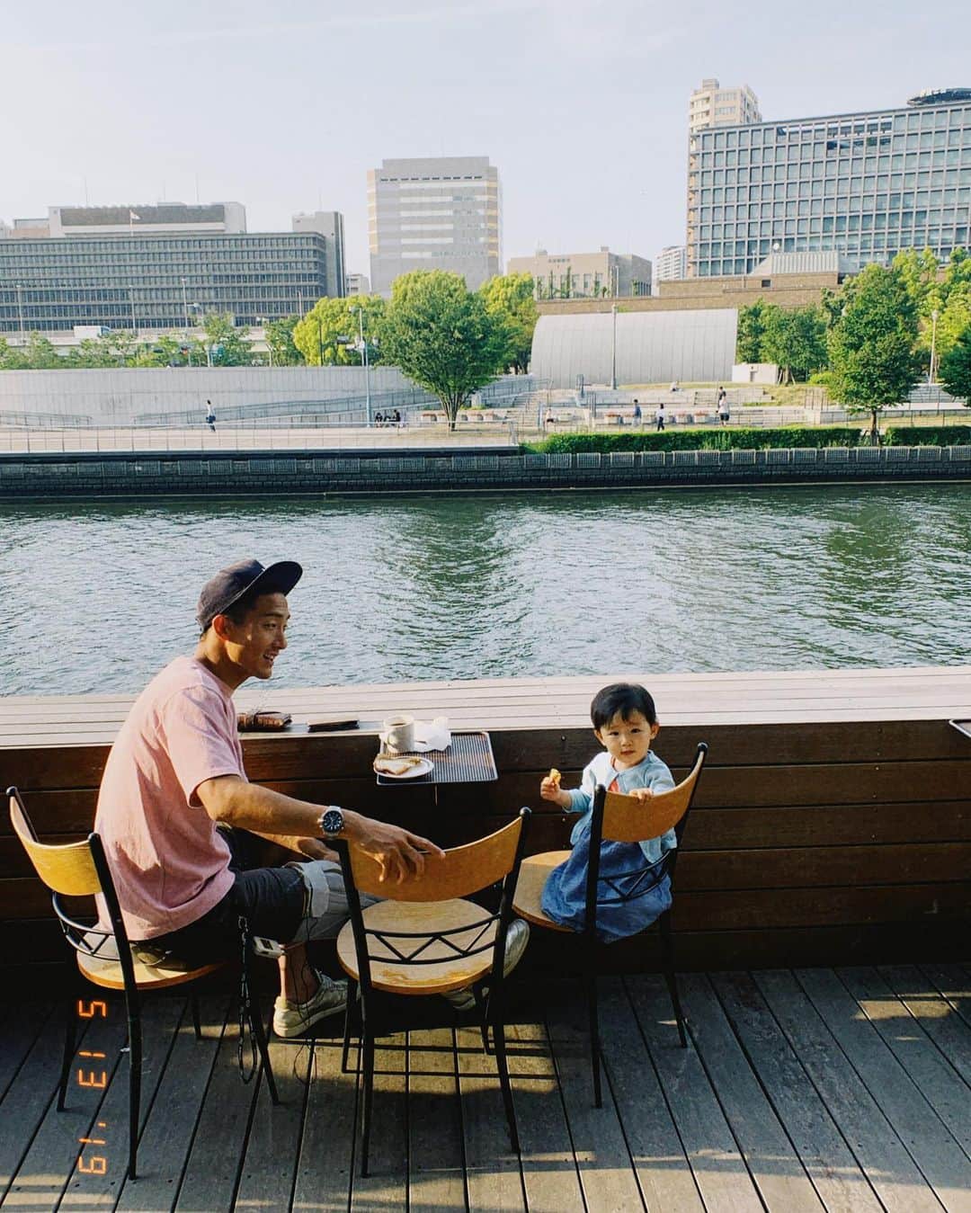 のインスタグラム：「夫のリポストに沢山の温かいコメントをありがとうございました。﻿ いつかこの期間を振り返った時に、濃いものにできるようにしっかり前を向きたいと思います。﻿ ﻿ 怪我の直後は炎症を抑えるために肉より生魚、特に脂の多い生魚がいいとのことで、トロや鯖、鮭などを摂り、同時に体内で回復を促すビタミンC豊富なフルーツや野菜を沢山食べてます！﻿(パプリカ、ブロッコリー、キウイ、トマトやら🍅)﻿ ﻿ 違う歩き方でしっかり進むぞー！と、じわじわ思えました。これからもよろしくお願いします👏🏻﻿ ﻿  #足のクロスを覚えた娘 #2秒で体勢崩す #お手伝いさんとして献身的にパパの手を引く #その名もポッピン」