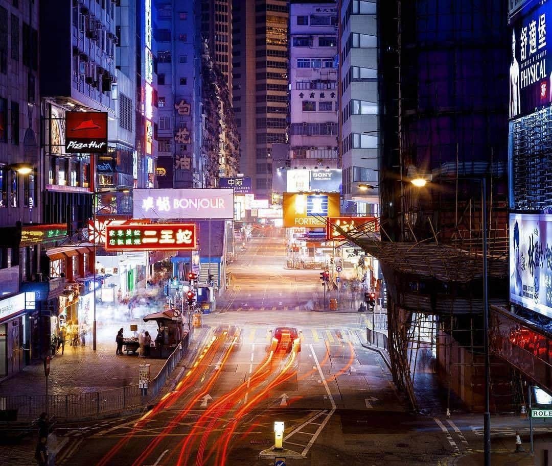 Discover Hong Kongさんのインスタグラム写真 - (Discover Hong KongInstagram)「Causeway Bay is dazzling after dark. 來看銅鑼灣夜裡的耀眼燈影！ 輝く夜のコーズウェイベイ。 📷: @abdullah.apo.genc #DiscoverHongKong #repost」5月17日 19時01分 - discoverhongkong