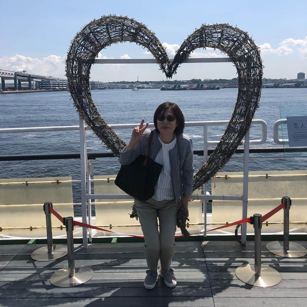 仲嶺梨子さんのインスタグラム写真 - (仲嶺梨子Instagram)「. 今日は、母とクルージングランチへ⛴ 日頃の感謝の気持ちを込めて…。 いつもありがとう✨ . 母がここで写真をと言うので ハートの前で写真撮りました。 横には【恋人の聖地】と書いてあり カップルが並んでおりました🙄笑 一人でピース✌️ さすがです‼️ これからもよろしくね😄 . #母の日#クルージング#ランチ#ロイヤルウィング#横浜#大さん橋#お天気#最高#ありがとう#親子#船」5月17日 19時01分 - rikonakamine
