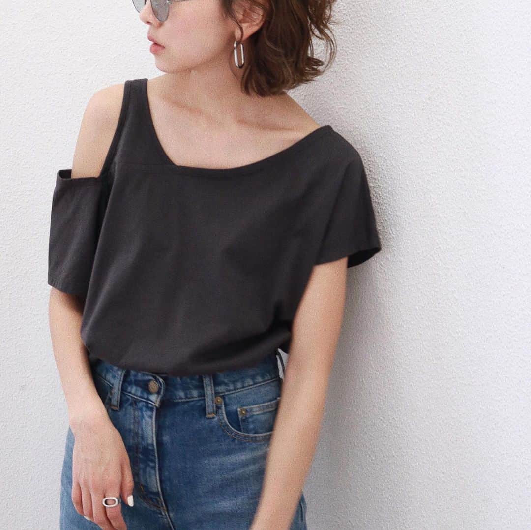 のインスタグラム：「. 【PRE ORDER ITEM】 #アシメデザインショルダーTee オフホワイト/チャコールグレー/モカ ¥4,320(tax in . @ungrid_official #TOPページURLよりチェック✔︎ . #ungrid #ungrid_official」