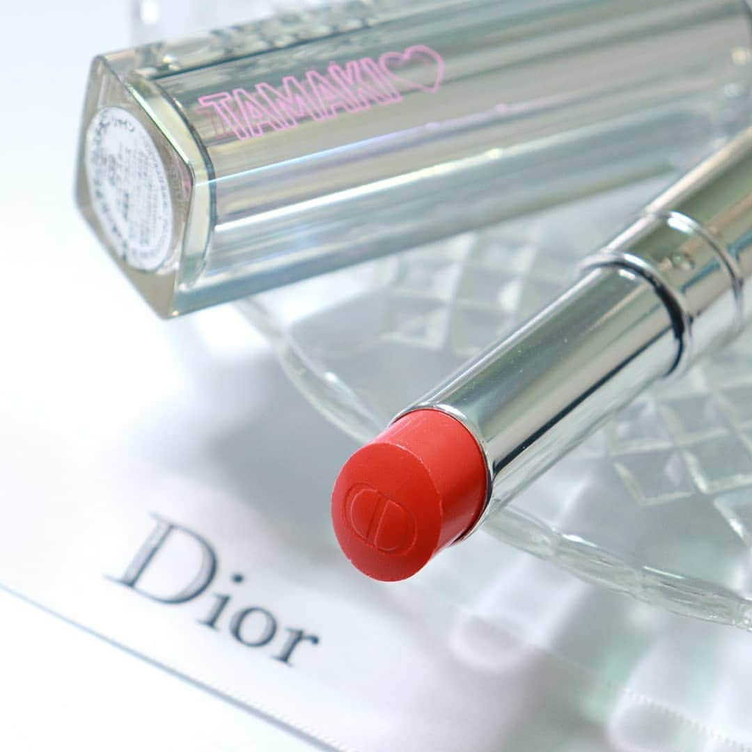 常岡珠希さんのインスタグラム写真 - (常岡珠希Instagram)「Today’s lip  #Dior ディオール アディクト ステラー シャイン 639  よ〜く見るとキャップに刻印！ 色々なブランドが揃っているから一気に見てまわれて、店舗数が少ないブランドも入っているから松屋銀座にはよくコスメを買いに行きます。 今回はサマーコスメティックフェア2019が開催されていて、Diorのイベント限定刻印サービスが行われているとのことでさっそく行ってきました！  松屋限定カラーもあってどれにしようか迷ったのですが、前々から欲しいな〜と思っていた、ステラーシャインの639を購入。このシリーズの中ではオレンジ感があるカラー。ただ、塗るとそこまでしっかりオレンジ感はでません。コーラルレッドという感じで、可愛い！これから夏にバシバシ使う！  ちなみに、この刻印サービスは5/21(火)まで行なっているそうです！  #コスメ #化粧品 #メイク #松屋銀座限定 #松屋限定 #松屋銀座 #PR #コスメティックフェア #デパコス #コスメ好きさんと繋がりたい #マツヤコスメ #matsuyaginza #cosmeticfair #リップ #ポップコーラル #ディオールアディクトステラーシャイン #新作リップ #新作 #オレンジリップ #コーラル #刻印 #刻印サービス #セルフ美容 #美容 #美意識 #美活」5月17日 18時53分 - tamaki.tsuneoka