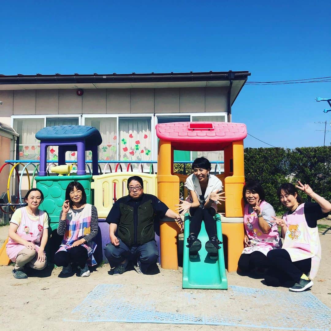 LOVEのインスタグラム：「幼稚園から高校まで、まあ皆様、親切にしてくださること😭  打ち合わせに行った中学校にて、先生方で音楽セッション出来る方います？なんて聞いてたら。  震災後書かれた有名な「群青」という合唱曲の作曲者、小田美樹さんが向陽中学の音楽の先生だった！会えて嬉しいー  よーし先生、ピアノとギターでセッションしましょ！と相成りました。 ↓  Yay!  みなと保育園 相馬高校 相馬高校ソフトボール部 みどり幼稚園 相馬市観光協会 向陽中学 文房具の文泉社ファミリー  #相馬元気すぎ」