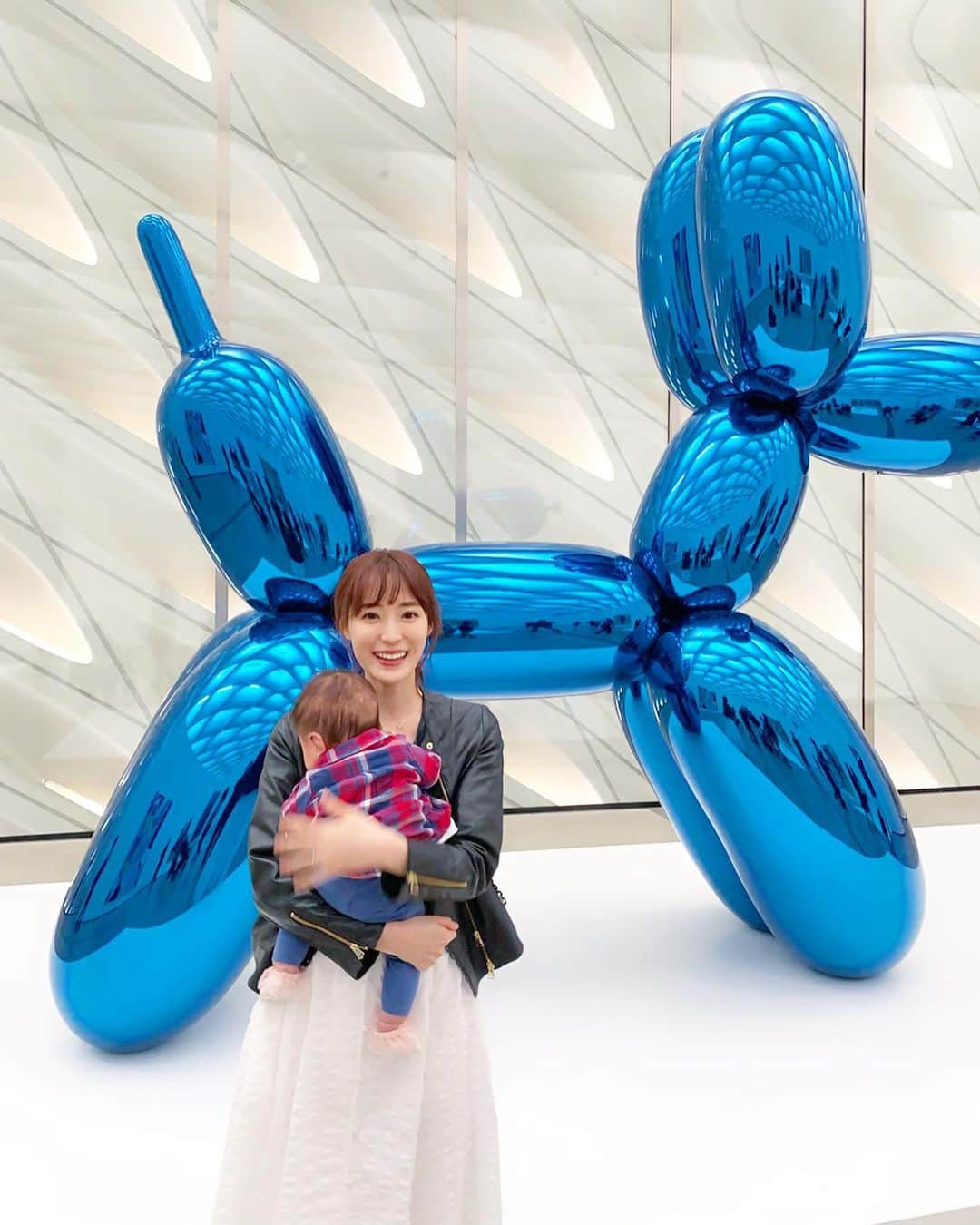 小林真由さんのインスタグラム写真 - (小林真由Instagram)「⋆﻿ ⋆﻿ このプードル型のバルーン﻿ 小さい頃好きだったなぁ🐩🤡﻿ 気づけばくんくん嗅いでる🥺﻿ そんな写真が多いです。 赤ちゃんのにおいってなんて癒されるんだろう。﻿ ﻿ オキシトシン大量放出中。。﻿ ﻿ LAは思ったより暖かくなくて 大体アウター着てました🧥 もっと持っていけばよかった🥺 ﻿ #ロサンゼルス #ロス #旅行 #子連れ旅行 #アメリカ #美術館 #アート #コンテンポラリー #ザブロード #ジェフクーンズ #ファッション #コーディネート #コーデ #ママコーデ #タラジャーモン #エステラケー #LA #losangels #tralel #museum #jeffkoons #tarajarmon #estellak #この洋服着てたら男の子に間違えられた🤦🏼‍♀️👶🏼」5月17日 18時57分 - mayukobayashii