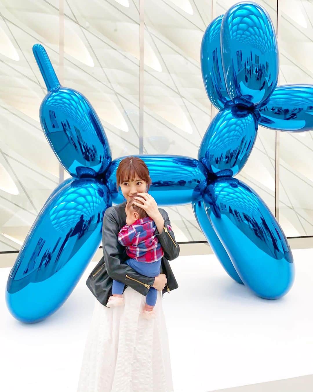 小林真由さんのインスタグラム写真 - (小林真由Instagram)「⋆﻿ ⋆﻿ このプードル型のバルーン﻿ 小さい頃好きだったなぁ🐩🤡﻿ 気づけばくんくん嗅いでる🥺﻿ そんな写真が多いです。 赤ちゃんのにおいってなんて癒されるんだろう。﻿ ﻿ オキシトシン大量放出中。。﻿ ﻿ LAは思ったより暖かくなくて 大体アウター着てました🧥 もっと持っていけばよかった🥺 ﻿ #ロサンゼルス #ロス #旅行 #子連れ旅行 #アメリカ #美術館 #アート #コンテンポラリー #ザブロード #ジェフクーンズ #ファッション #コーディネート #コーデ #ママコーデ #タラジャーモン #エステラケー #LA #losangels #tralel #museum #jeffkoons #tarajarmon #estellak #この洋服着てたら男の子に間違えられた🤦🏼‍♀️👶🏼」5月17日 18時57分 - mayukobayashii