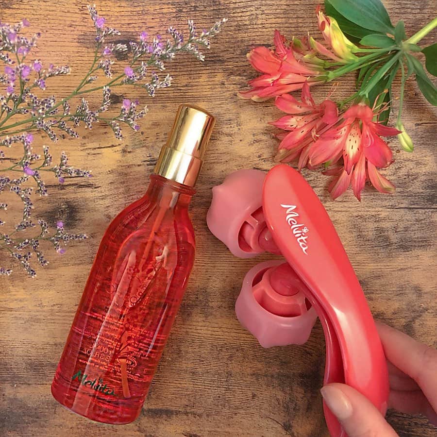 スミス楓さんのインスタグラム写真 - (スミス楓Instagram)「毎日のボディケアについて✍🏻﻿ ﻿ お風呂あがりに大好きなMelvitaのボディオイルを使って、全身や首デコルテをマッサージ♡ ﻿マッサージャーは浮腫みがとっても取れるので助かってます！﻿夏に向けて引き締まった美肌目指して毎日頑張ろう😘🍑﻿ ﻿ #ピンクのオイル #メルヴィータ #夏活 #PR @melvita_jp」5月17日 18時58分 - kaede_929