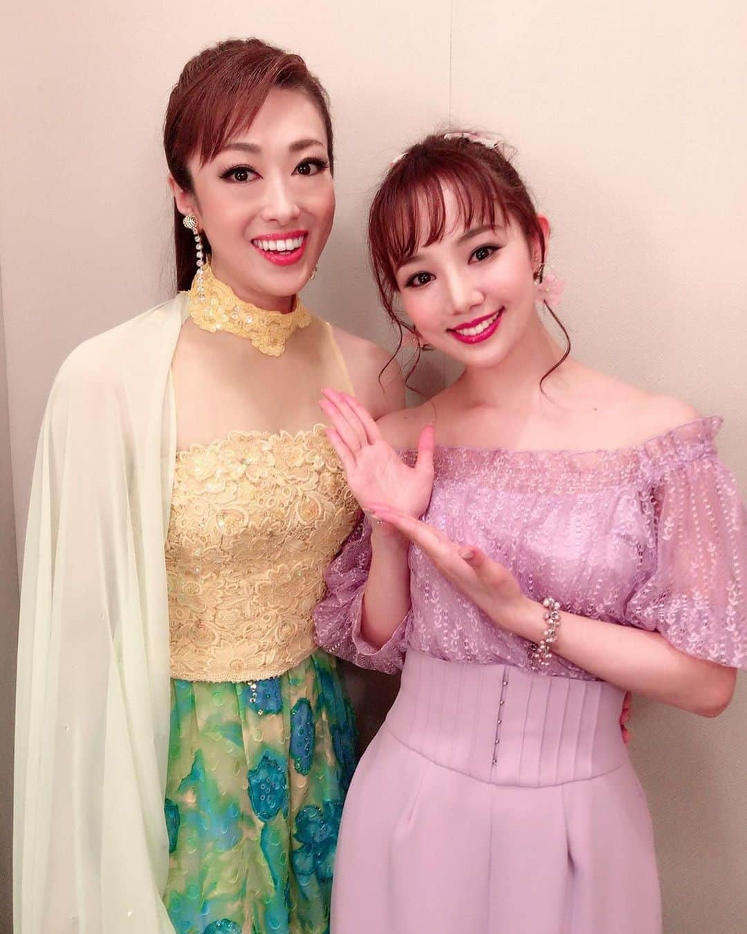 咲妃みゆさんのインスタグラム写真 - (咲妃みゆInstagram)「「I love musical」の思い出写真 その２☺️💕 . #北翔海莉 さんと✨ みちこさんのドレスアップなさったお姿を直に拝見するのは、今回が初めてでした✨とても艶やかで、思わず何度も見惚れてしまいました…💕そして圧巻の歌声が今でも耳に残っております😌 . ２枚目は、懐かしいポージングで😋 お分かり頂けるでしょうか？？ ヒントは「パカパカハイドードー」です🐎❤️笑 . #ダニロ #ハンナ #お懐かしゅうございます 🌸」5月17日 18時58分 - miyusakihi