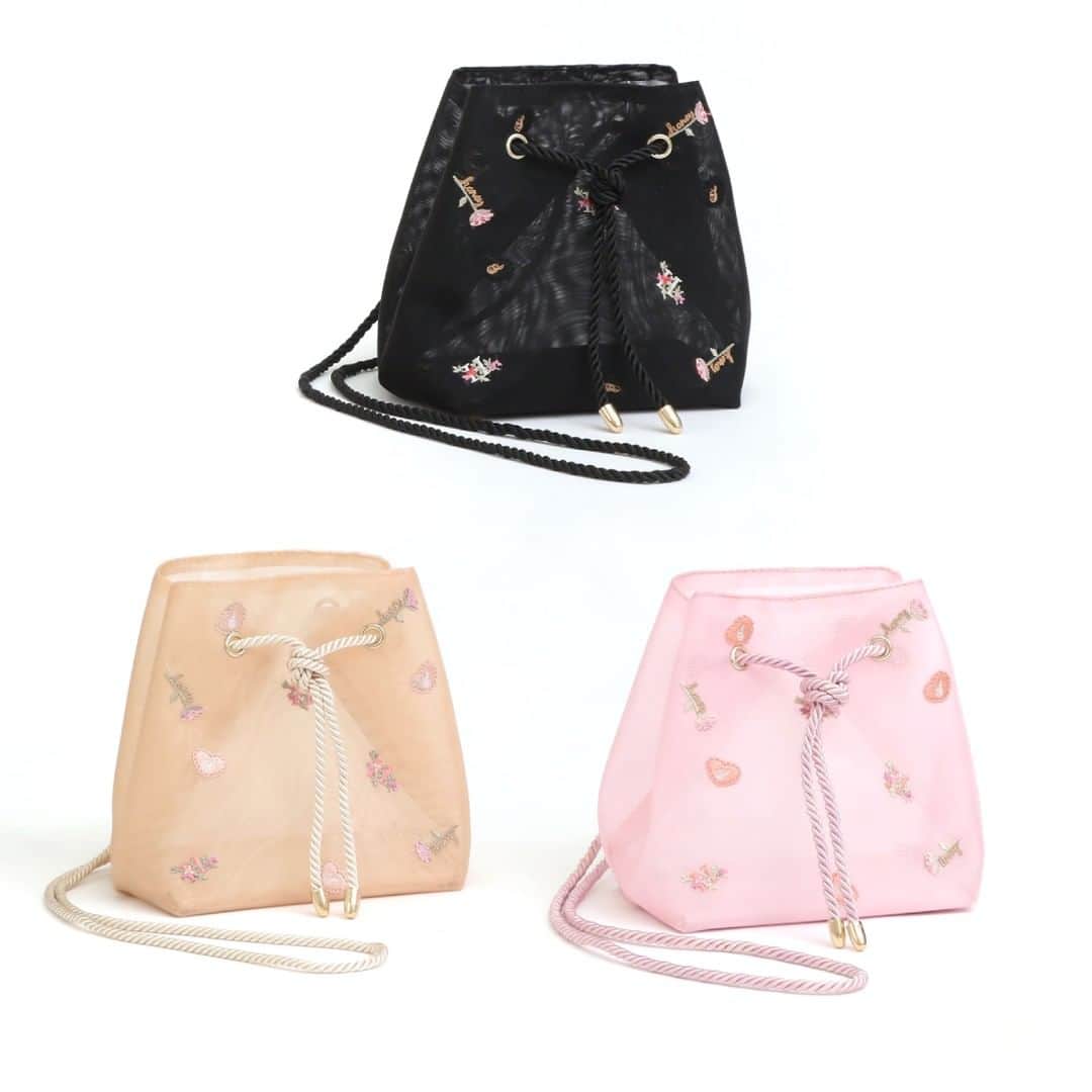 のインスタグラム：「. 【NEW】 . honeyチュール刺繍ミニバッグ ￥7,900＋tax . color：pink / beige / black . ほんのり透けるカラーチュールが 夏らしい、オリジナルの総柄刺繍バッグ💓 . . #honeysalonbyfoppish #honeysalon #ハニーサロン #ハニサロ #ハニサロバッグ #ミニバッグ #チュール #チュールバッグ #巾着バッグ #刺繍 #オリジナル刺繍 #透け #minibag #tulle #bag  #shoulderbag #summer #newin #flower」