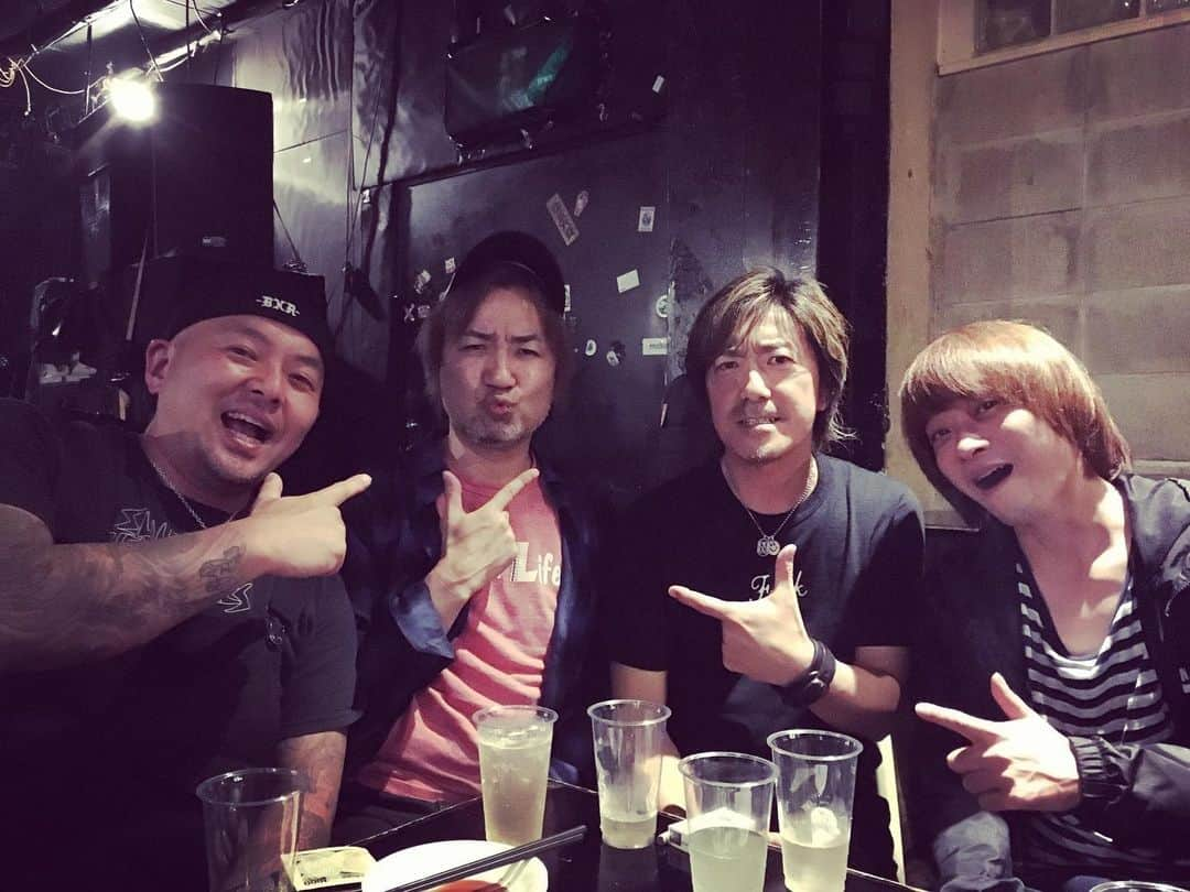 たちばな哲也さんのインスタグラム写真 - (たちばな哲也Instagram)「今日は弥吉のイベントも下北沢club251でやっていた。 実はこっちに出る予定でいたのだが俺のミスでバッティングしてしまって出れなかったのでスパロリ打ち上げ後に合流！久し振りにマスオ、たけちゃんに会ったかな。2人とも最近は1年に一回会うか会わないかだけど元気そうでなにより。グンはいつも会ってるからよし^_^ #國分建臣  #有松益男 #小森順二 #弥吉淳二」5月18日 5時56分 - itecchi