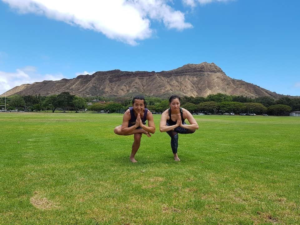 Ken Harakumaさんのインスタグラム写真 - (Ken HarakumaInstagram)「Aloha from Hawaii!!! 竹内智香×ケンハラクマ ダイアモンドヘッドと戯れる2人！アシュターヴァクラアーサナ トップアスリートはヨガを極める！ https://youtu.be/GeSt1Ll5ULs @tomoka_takeuchi  @international_yoga_center  @japan_athleteyoga  #ソチオリンピック  #ソチ五輪銀メダリスト #銀メダル #竹内智香選手 #kenharakuma #ヨガ #瞑想 #ashtangayoga #アシュタンガヨガ #diamondhead #kapiolanipark #カピオラニ公園」5月18日 5時56分 - kenharakuma