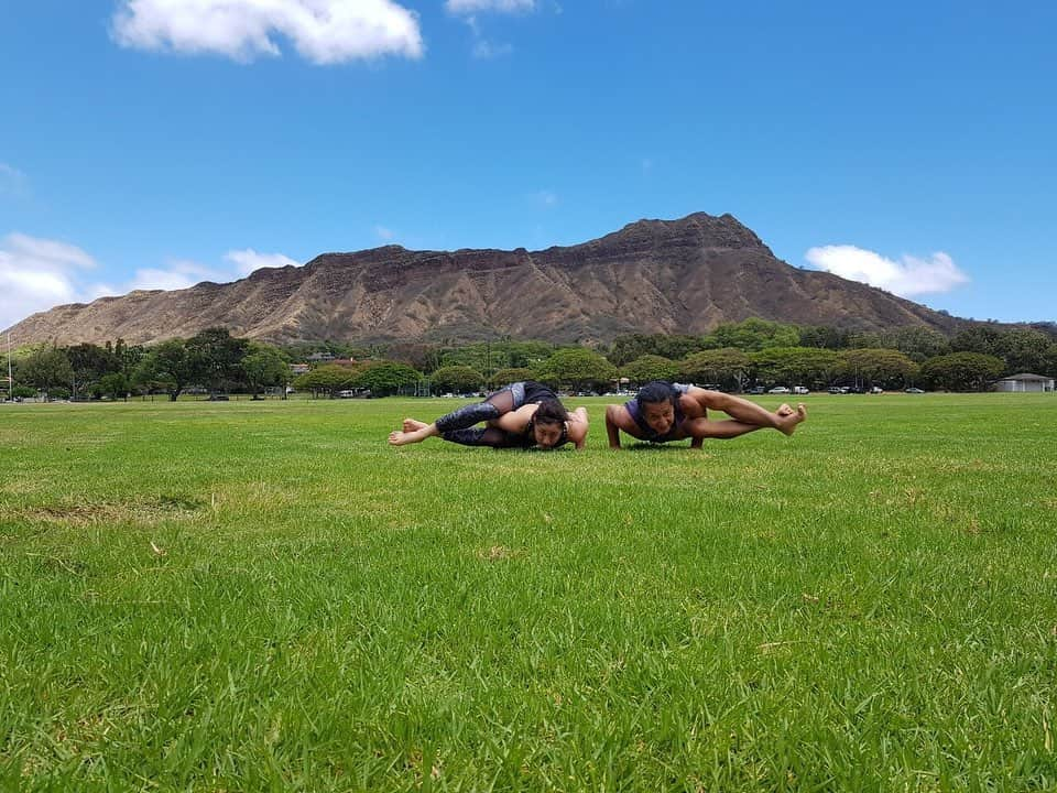 Ken Harakumaさんのインスタグラム写真 - (Ken HarakumaInstagram)「Aloha from Hawaii!!! 竹内智香×ケンハラクマ ダイアモンドヘッドと戯れる2人！アシュターヴァクラアーサナ トップアスリートはヨガを極める！ https://youtu.be/GeSt1Ll5ULs @tomoka_takeuchi  @international_yoga_center  @japan_athleteyoga  #ソチオリンピック  #ソチ五輪銀メダリスト #銀メダル #竹内智香選手 #kenharakuma #ヨガ #瞑想 #ashtangayoga #アシュタンガヨガ #diamondhead #kapiolanipark #カピオラニ公園」5月18日 5時56分 - kenharakuma