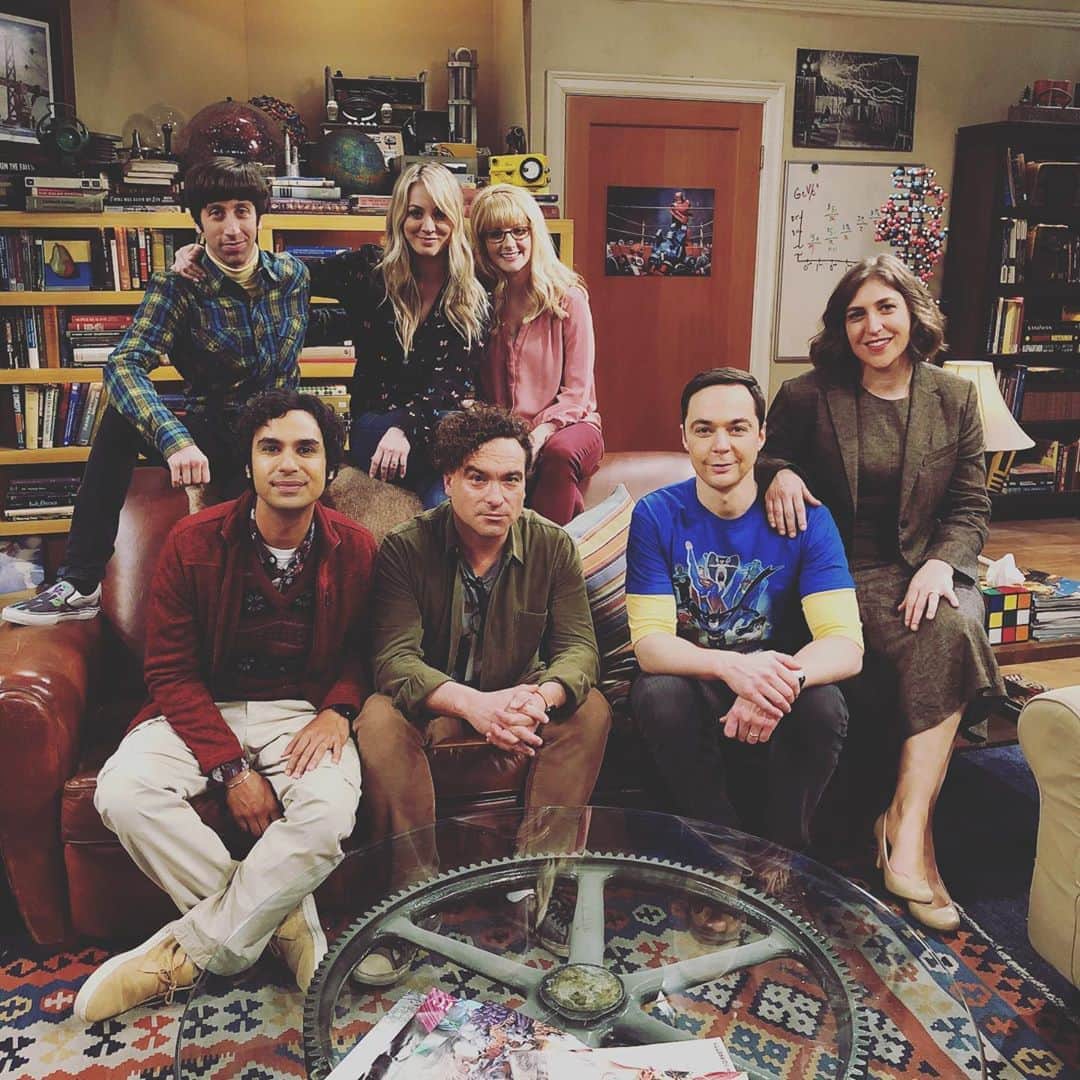 メリッサ・ラウシュのインスタグラム：「Couch Finale. 💕」