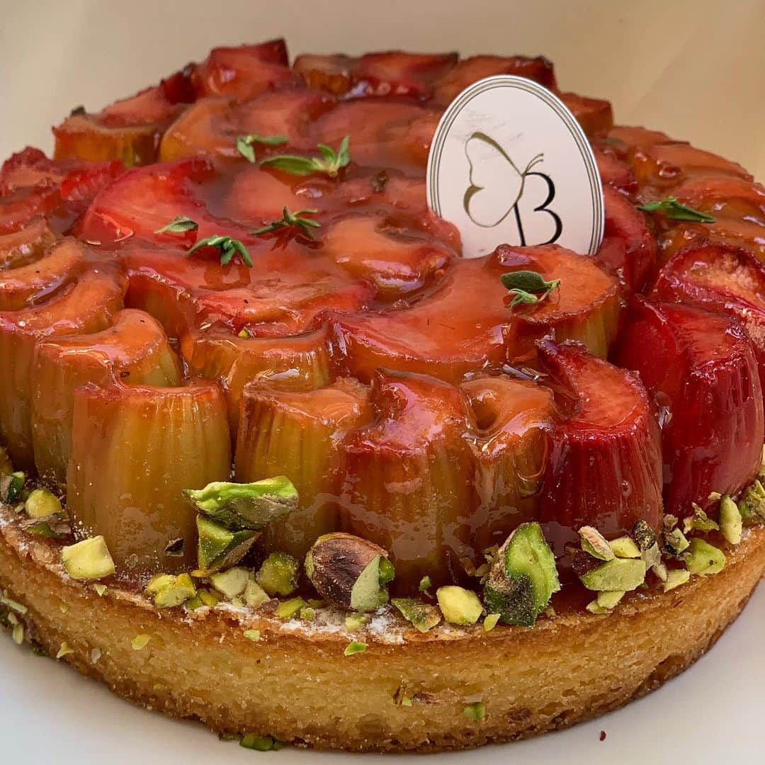 DOMINIQUE ANSEL BAKERYさんのインスタグラム写真 - (DOMINIQUE ANSEL BAKERYInstagram)「Petite decouverte dans les rues de Paris.  A case of only strawberry tarts (because it’s the season), and a fantastic rhubarb tart. Simple and perfect.」5月18日 5時50分 - dominiqueansel
