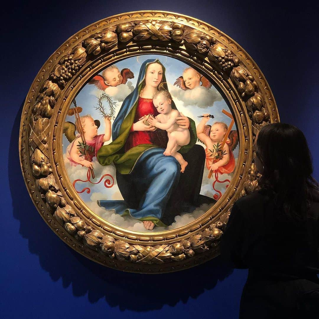 サザビーズさんのインスタグラム写真 - (サザビーズInstagram)「Likely dating to 1506-09, this impressive tondo of the Madonna and Child by Mariotto Albertinelli is one of 17 religious paintings from the Italian #Renaissance that will be offered without reserve in our Master Paintings auction on 22 May in #NYC. Free and open to the public, make sure to visit us this weekend to view the present work and more highlights on offer. #SothebysMasters」5月18日 5時50分 - sothebys