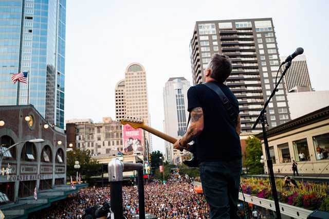 パール・ジャムさんのインスタグラム写真 - (パール・ジャムInstagram)「@MikeMcCreadyPJ performing on the rooftop of Pike Place Market with Raw Power: A Tribute to the Stooges in 2015. #FlashbackFriday 📸: Charles Peterson」5月18日 5時51分 - pearljam