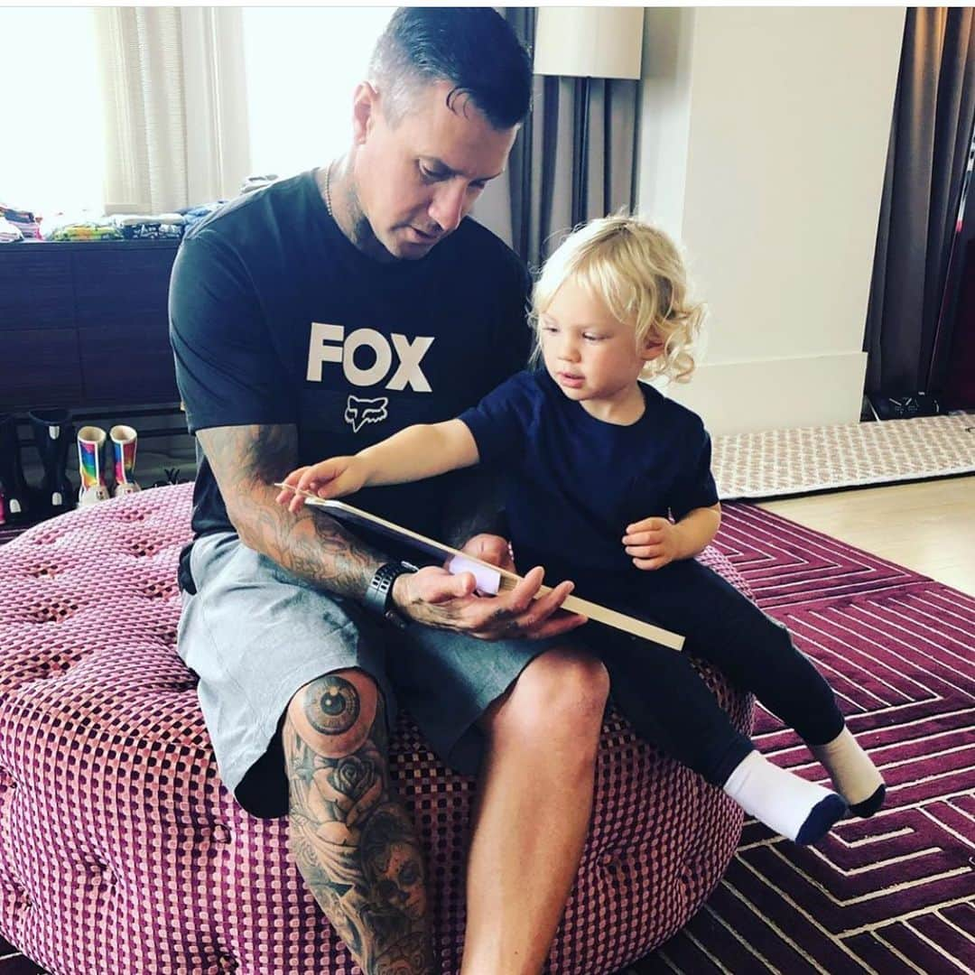 ケアリー・ハートさんのインスタグラム写真 - (ケアリー・ハートInstagram)「Lil man and I getting some reading time in! 📸 by @pink.  #BeADadNotAFad  @foxmoto」5月18日 4時29分 - hartluck