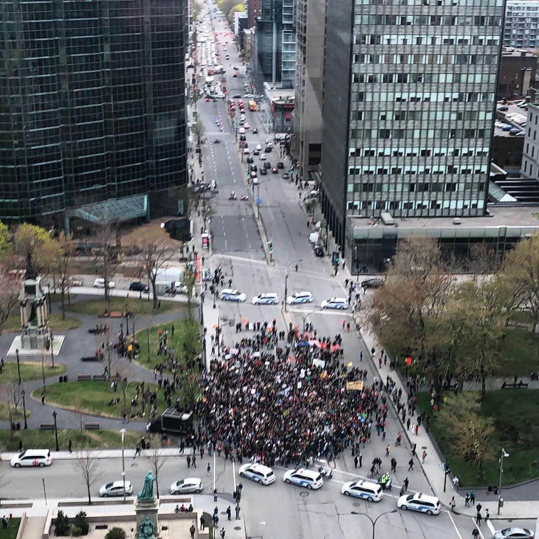 ケアリー・ハートさんのインスタグラム写真 - (ケアリー・ハートInstagram)「Awesome to see citizens of Montreal protesting in support of #GlobalWarming #ClimateChange 🤘🏼🤘🏼🤘🏼.」5月18日 4時23分 - hartluck