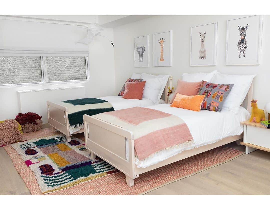 エリン フェザーストンのインスタグラム：「The kid’s room inside my NYC loft makeover might just be my favorite room in the house! Having learned a few lessons from decorating my now 3 year old son’s room a few times, my decor strategy was to choose relatively neutral foundation pieces like these twin beds from @babyletto and bedside tables from @2modern and then layer on the personality with art from @minted and playful accessories from @tamar.mogendorff.  This way it’s easy to change the story as your children’s taste evolves (ie, jungle book today- spaceship tomorrow) 📷@selliotphoto #thefetherednest」