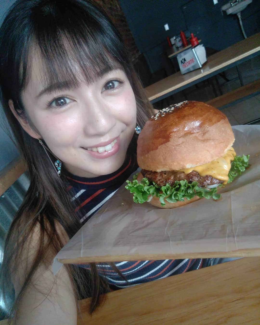 才木玲佳さんのインスタグラム写真 - (才木玲佳Instagram)「Tengo hambreeeeeee❣️🍔💗🇲🇽 it means "im hungry" in spanish🇲🇽」5月18日 4時38分 - saikireika