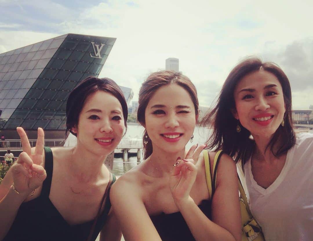 鈴木涼美さんのインスタグラム写真 - (鈴木涼美Instagram)「Tokyo girls in Singapore. #marinabaysands #luisvuitton #girlfriends #singapore #singaporetrip #bayfront #shopping」5月18日 4時31分 - suzumisuzuki