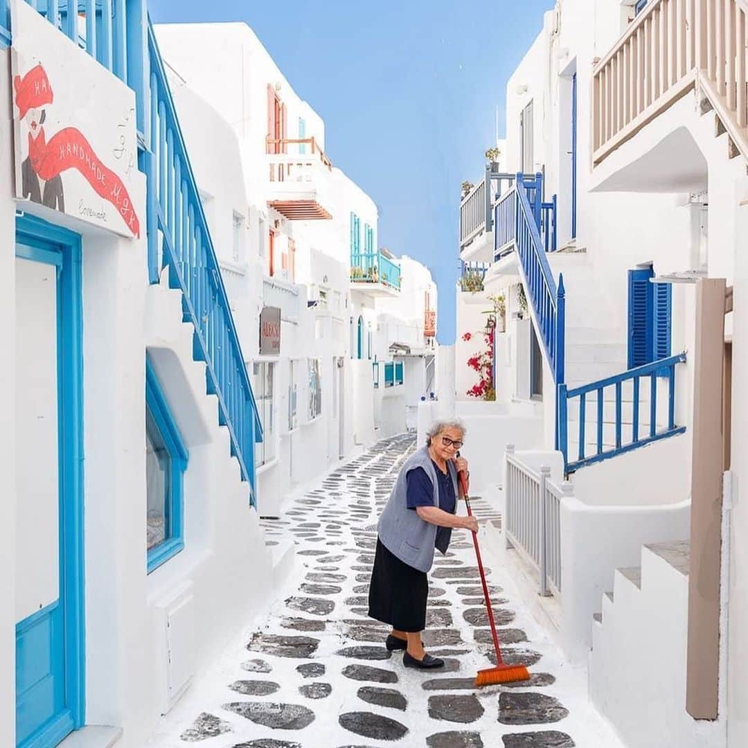 ELLE Magazineさんのインスタグラム写真 - (ELLE MagazineInstagram)「An escape to #Greece is a swipe away ⏩ #instatravELLE Regram: @loic.lagarde」5月18日 4時36分 - elleusa