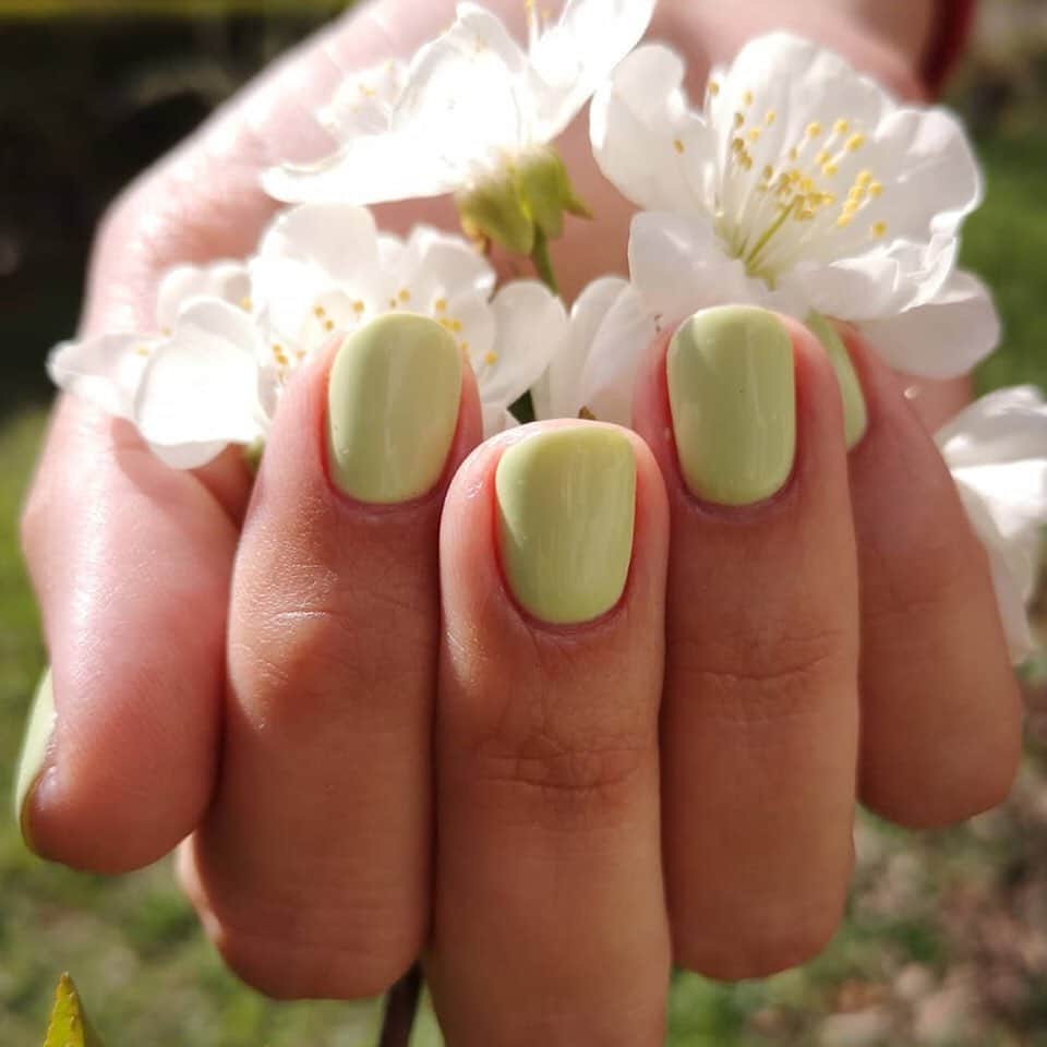OPIさんのインスタグラム写真 - (OPIInstagram)「Have you tried #HowDoesYourZenGardenGrow from the #OPITokyo collection? @anca_bobirnac has, and now look at her beautiful nails and flowers! #ColorIsTheAnswer #OPIObsessed #GreenNails #Spring #Flowers #Manicure #notd」5月18日 4時42分 - opi