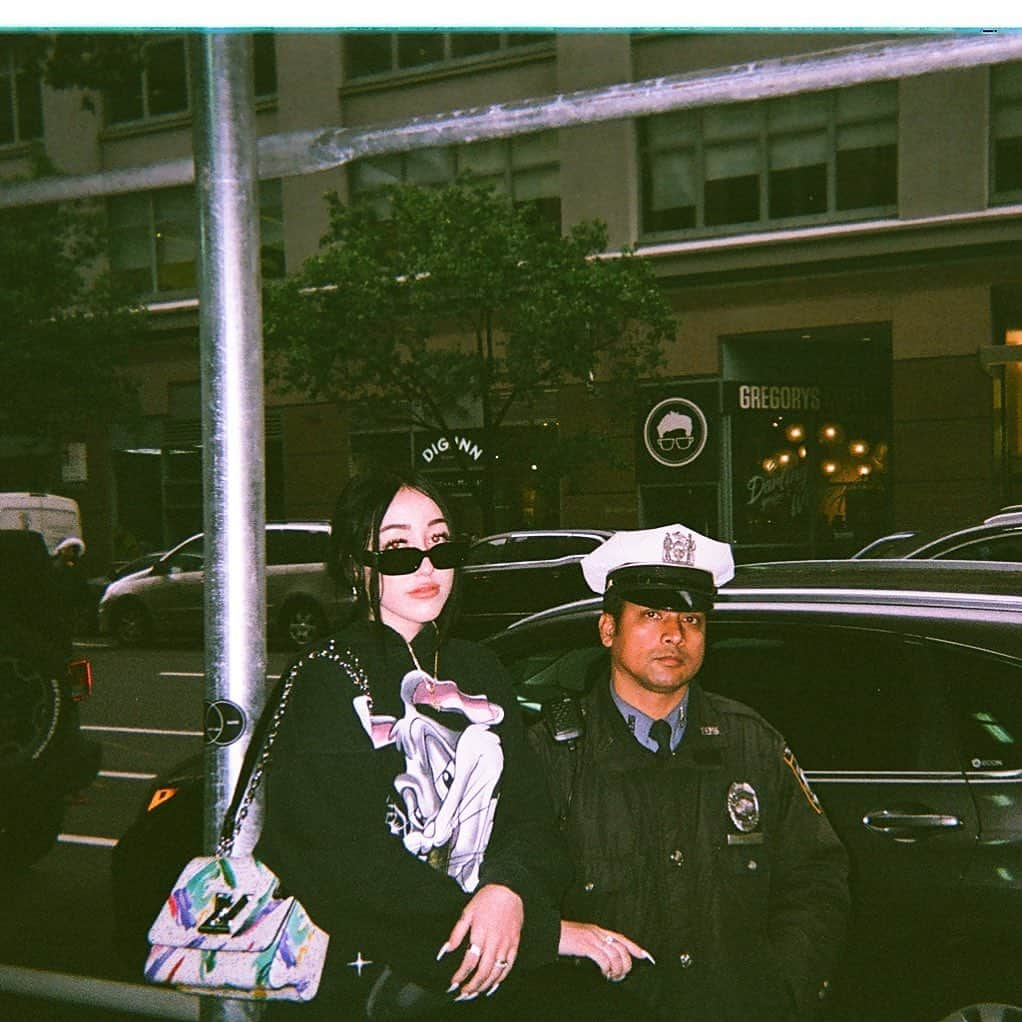 ノア・サイラスさんのインスタグラム写真 - (ノア・サイラスInstagram)「before they made me leave (internet go crazy and get this pic back to the kind officer)」5月18日 4時43分 - noahcyrus