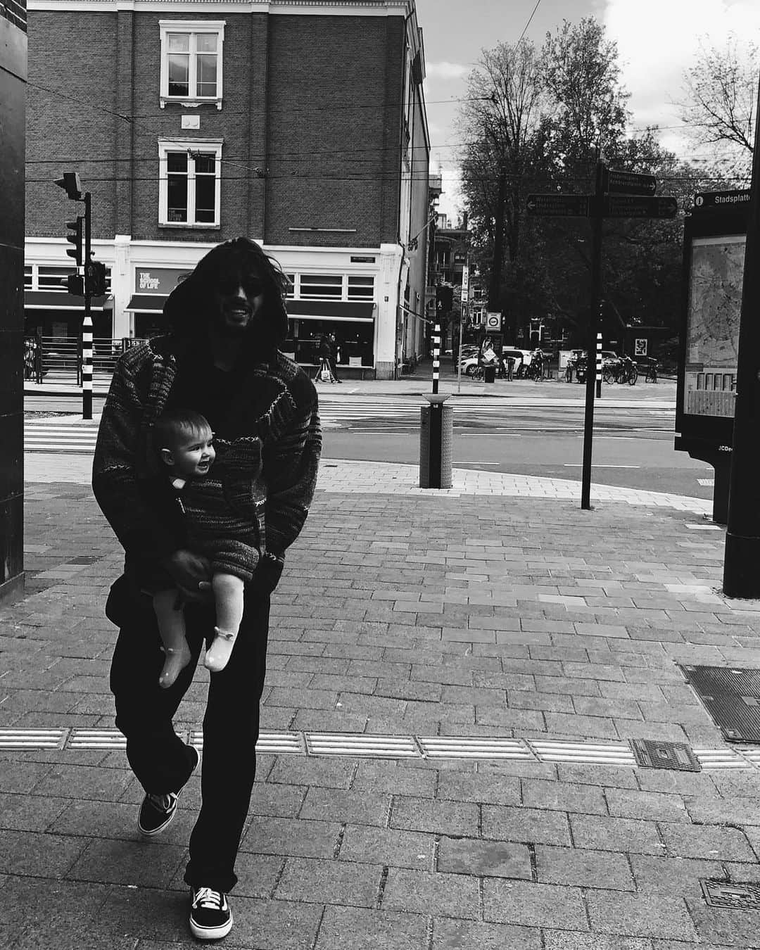 マーロン・テシェイラのインスタグラム：「—- “We love Amsterdam.” ❤️🇳🇱❤️ #DeLaLune 🌙 —- 🎩...Peace&Light...♻️ —- #GoodMemories #AmorMaiorQueEu  #BestTimes #GoodVibesOnly #Amsterdam」