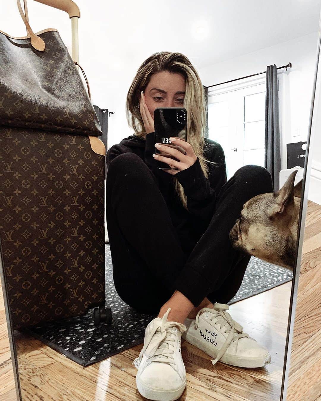 Lauren Elizabethさんのインスタグラム写真 - (Lauren ElizabethInstagram)「Two moods when all your summer travel begins ✈️ Travel essentials: My go to set from @xlethelabel , one carry on and giant purse for extra room, iPad, new book, zero makeup, face mask, and lots of water ✈️ What am I forgetting?! 👇🏼」5月18日 4時56分 - laurenelizabeth