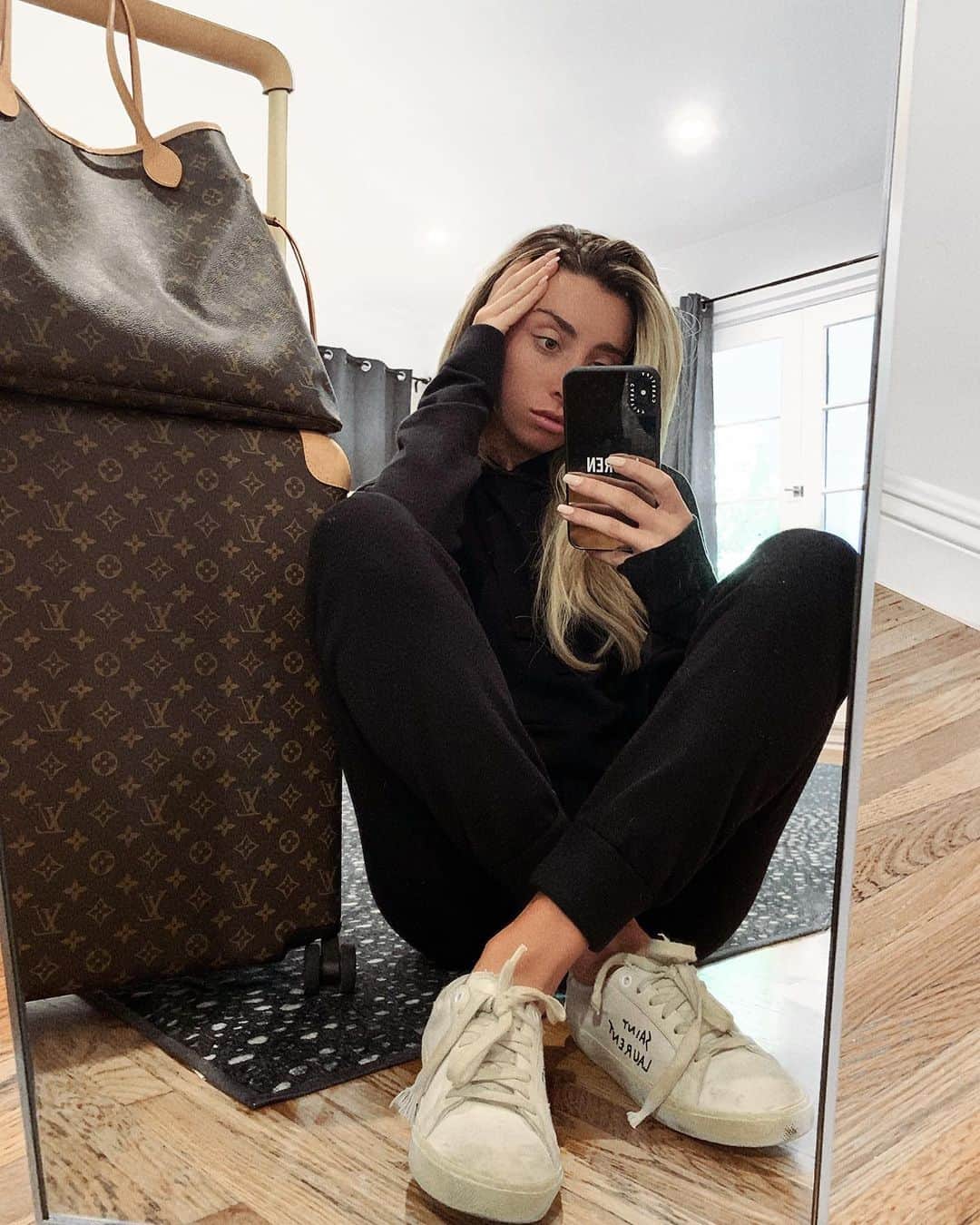 Lauren Elizabethさんのインスタグラム写真 - (Lauren ElizabethInstagram)「Two moods when all your summer travel begins ✈️ Travel essentials: My go to set from @xlethelabel , one carry on and giant purse for extra room, iPad, new book, zero makeup, face mask, and lots of water ✈️ What am I forgetting?! 👇🏼」5月18日 4時56分 - laurenelizabeth