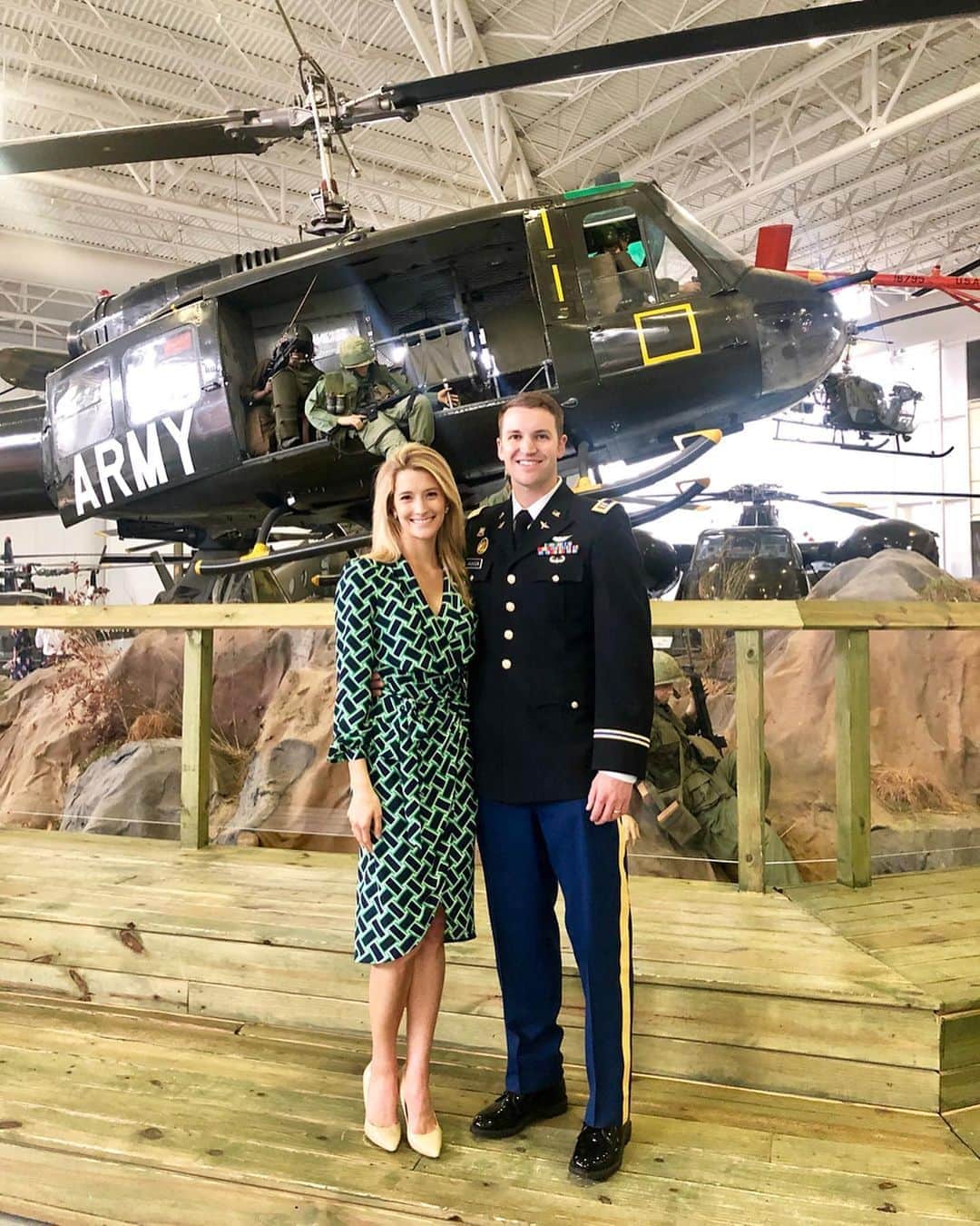ベッキー・ベレスウィルのインスタグラム：「Congrats @_ken_jackson and all of the Captains’ Career Course graduates! So fun celebrating this milestone with you and making some awesome new friends and memories in our Sweet home in Alabama!! 🇺🇸🎓 back to Texas y’all! 🤠 #sweethomealabama #fortrucker #fbf」