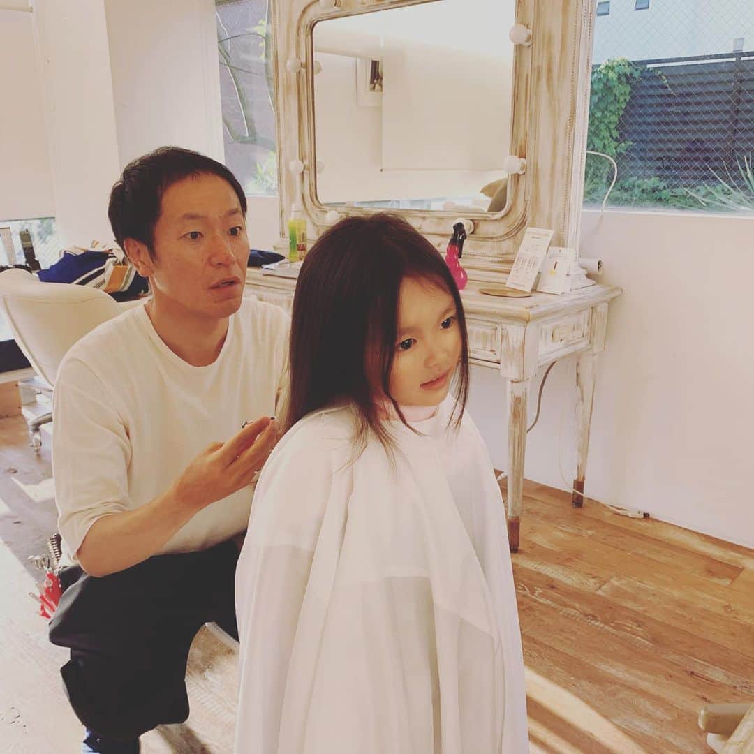 内藤陽子のインスタグラム：「今日は親子揃ってTwiggy✂️ 久しぶりに大好きな野中さんとSAEKIさんと会って、ニコさんワクワク♡ニコは髪切ってもらってヘッドスパでシャンプーしてもらってルンルン🎶まだ小さいから立ってカット✂️ここに来ると個室も広いし、シャンプー台とヘッドスパ台とあって、ニコさんお姫様扱い👸 たまにはね、いいよね。 娘よ、いつも 頑張ってくれて ありがとう。 最後の写真はニコ撮影📷上手くなったなぁ〜♡ 私の最近のお気に入りのサンダル🎶 #twiggy  #ニコ」