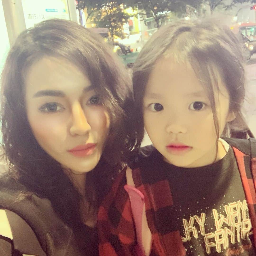 内藤陽子のインスタグラム：「結果、私はカットとパーマ、ニコは ラプンツェルを目指し伸ばしていたけど"ママぁ、私ラプンツェルにはなれない。だってあんなに髪伸ばしたらシャンプー嫌だし、髪で人を助けられない。だからアリエルくらいにするんだ"と言って半年ぶりに髪を切らせてくれた。#ありがたや #ラプンツェル #アリエル #ニコ #twiggy #アプリ #向いてない #辞めます」