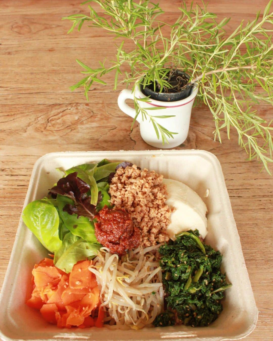 Peace Cafeさんのインスタグラム写真 - (Peace CafeInstagram)「Our regular menu, "Heart and Seoul"💚 -Yuzu carrot, sesame kale, bean sprouts, choice of TVP or Tofu, Mixed green with Miso paste ・ ・ ・ #veganbibimbap #bibimbap #peacecafehawaii #peacecafe #vegan #vegancafe #veganfood #veganeats #govegan #homemade #diet #health  #hawaii #oahu #honolulu #ピースカフェ #ピースカフェハワイ #ヴィーガン#ヴィーガンフード #ホームメイド #ヴィーガンカフェ #ヘルシーカフェ #ハワイ #ホノルル #ヴィーガンビビンパ #ヘルシー」5月18日 5時29分 - peacecafehawaii