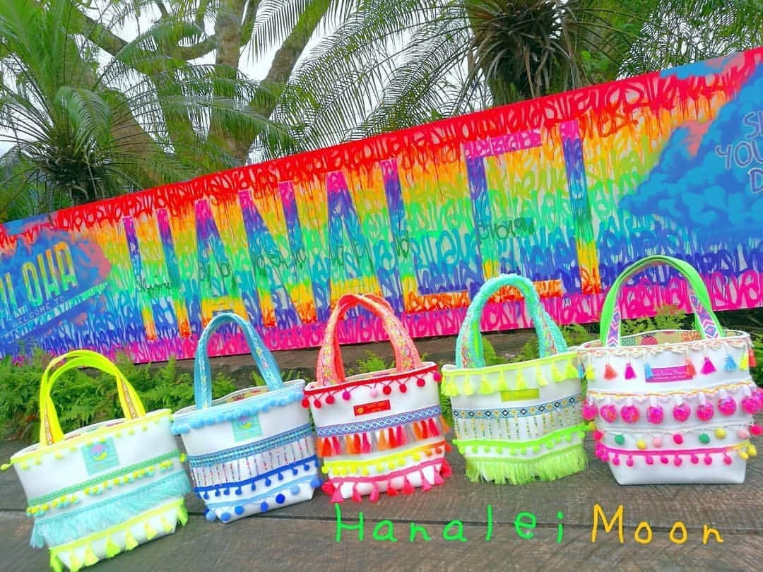 Moco Lima Hawaiiさんのインスタグラム写真 - (Moco Lima HawaiiInstagram)「I ♥ Hanalei Pompom Mini Tote Bag, Made By Moco  The song " Hanalei Moon" I think everyone dance hula knows the song because it's very popular.  Long time ago, my instructor said we should go to see the moon at Hanalei at least once before we die. The reason why I first visited Kauai a few years ago. It was very worth it. I recommend if you do hula, you should go to Hanalei once. I think you will be more expressive :) フラをやられる方なら誰もが知ってる "ハナレイムーン" という曲。 私が数年前に初めてカウアイ島を訪れたのは、随分と昔にフラのインストラクターに " 死ぬまでに一度ハナレイの月を見に行った方がいいよ" と言われたのがきっかけでした。月明かりがとても幻想的で、歌詞にある通り海辺の楽園にいるかのようです。フラをやられる方はぜひ一度ハナレイの月を見に行かれてみてはいかがですか？きっとダンスの表現力が変わると思いますよ♡  #moonlight#moon#hula#hulagirl#hanalei#love#expression#passion#dance#sing#mylife#hawaii#kauai#art#create#worthit#worth#value#mocolima#designer#music#vacation#ハナレイムーン#フラ#カウアイ島#ハワイ#モコリマハワイ#ハワイ好きな人と繋がりたい#フラ好きな人と繋がりたい  Showroom Open 13:00-18:00 Today  ビルディングの８階ですが、近くにお越しの際はぜひ一度モコリマハワイへお立ち寄り下さいませ〜 Hawaiian Music もしくは バリバリのロックのBGMで😂 皆さまのご来店を楽しみにお待ち致しております♡  Aloha Friday!!」5月18日 5時39分 - mocolimahawaii