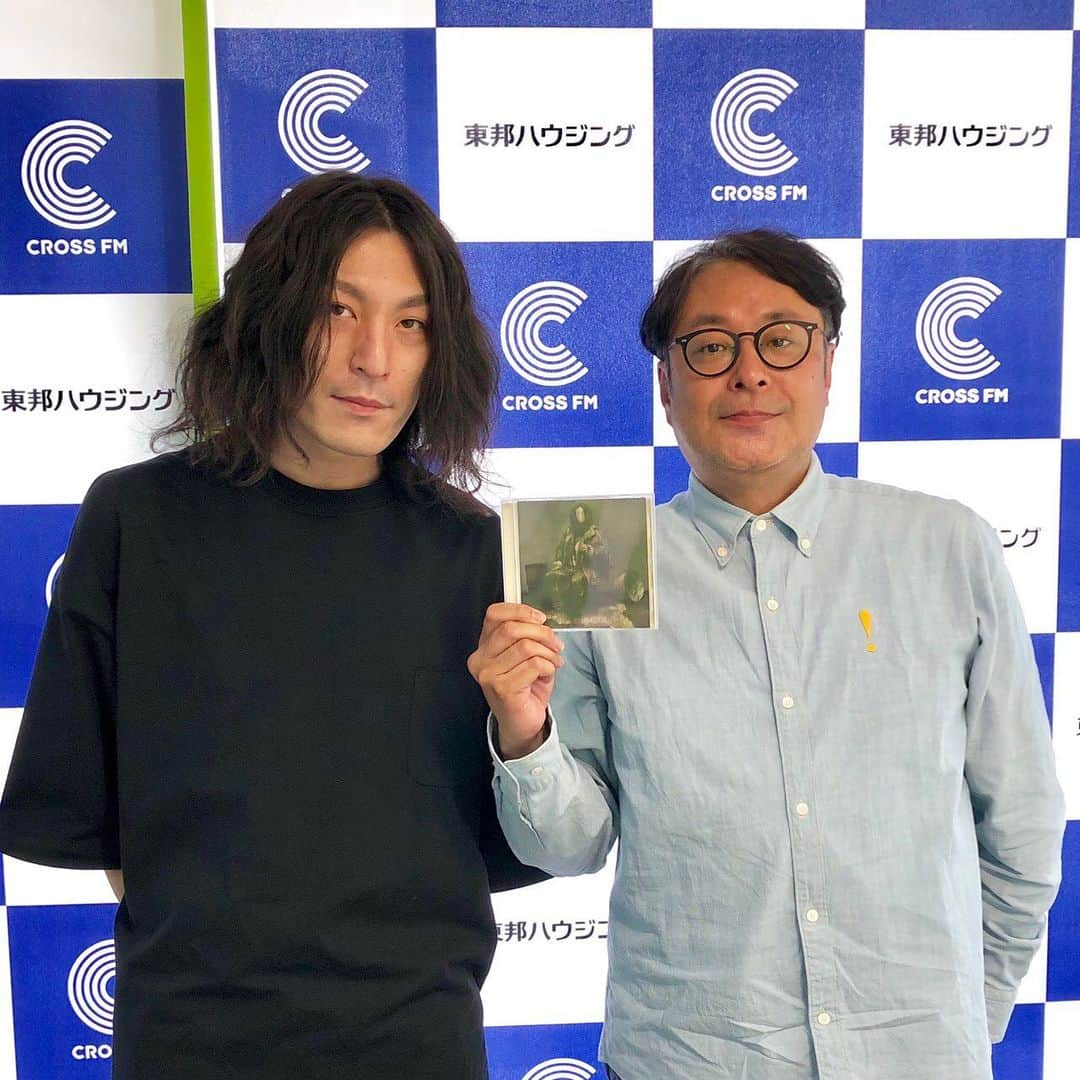 栗田善太郎のインスタグラム：「今夜のCROSS FM MUSIC AMPにはドレスコーズ志磨遼平が登場！新譜ジャズについてたっぷりとお聞きしています。おかえり。志磨くん。 #ドレスコーズ #志磨遼平  #CROSSFM」