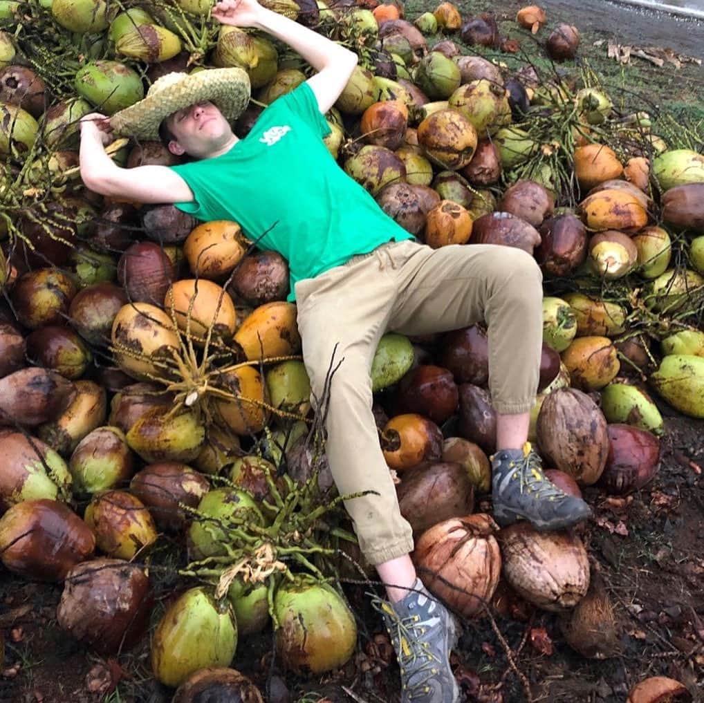 Vita Coco Coconut Waterのインスタグラム：「It’s been a week... #tgif #impossibletohate」