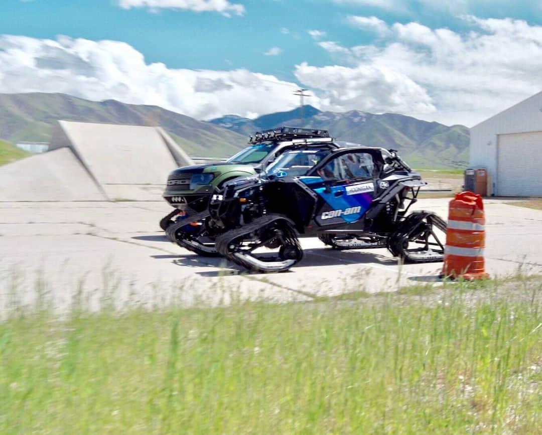 ケン・ブロックさんのインスタグラム写真 - (ケン・ブロックInstagram)「Who wins? @CanAmOffroad Maverick X3 with Apache Tracks - VS - Ford F-150 RaptorTRAX - hit the link in my bio to find out! #donttrythisathome #CanAM #ApacheTracks」5月18日 5時47分 - kblock43