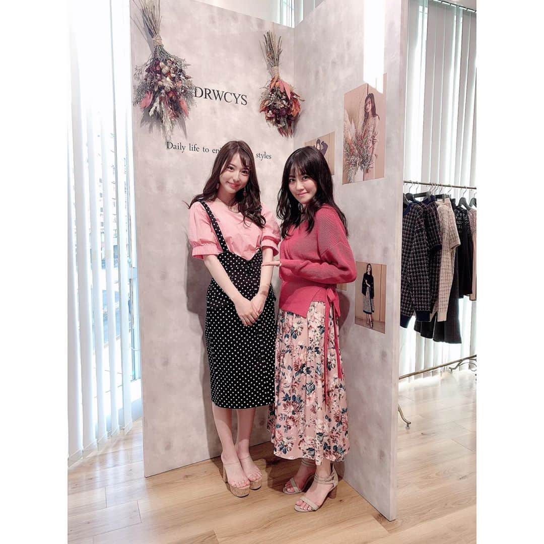 堀尾実咲のインスタグラム：「#DRWCYS の展示会行ってきたよ🐰  SSも可愛かったけどAWはさらにタイプなものばかりでたくさんチェックつけてきてしまった🤤  7末から届き始めるからまた着た写真あっぷするね🥰  プレスのゆかさんとお喋りしながらお洋服選ぶの楽し過ぎた🤤  #drwcys #2019AW #exhibition #ドロシーズ #展示会 #fashion」