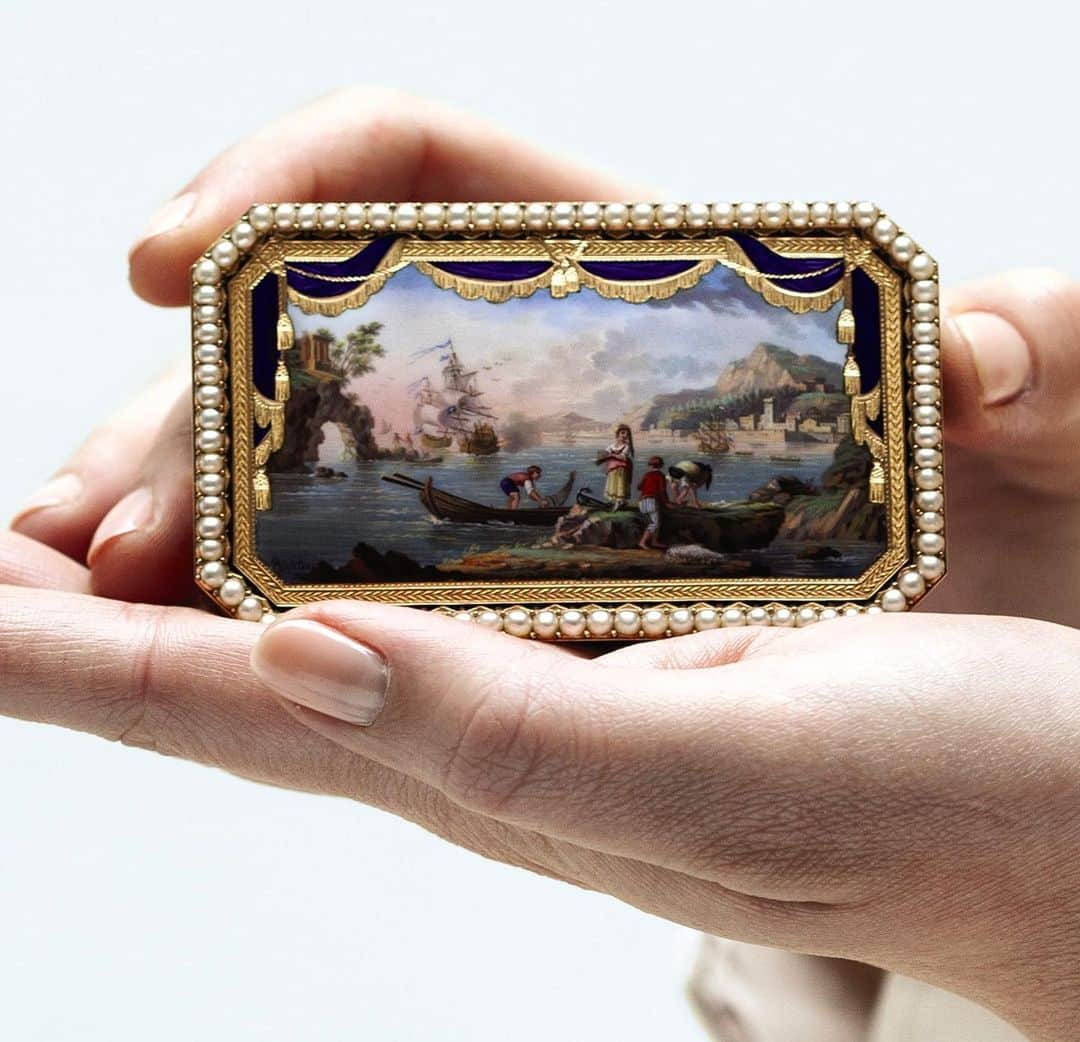 サザビーズさんのインスタグラム写真 - (サザビーズInstagram)「This theatrical gold, enamel and pearl snuff box from our Style: European Silver, Ceramics and Objects of Vertu sale next week represents the pinnacle of European craftsmanship. Created in Geneva around 1800, its lid is painted with a romantic Italianate view by Jean-Louis Richter who was among the best and best-known of Geneva’s enamel painters of watch cases, automata and snuff boxes. #sothebysdecarts」5月17日 20時54分 - sothebys